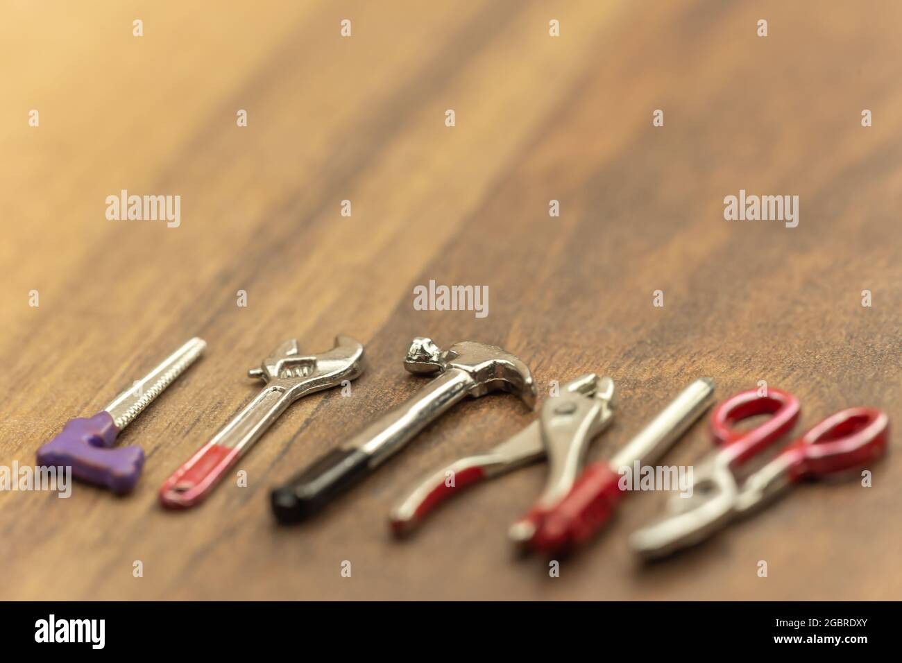 Crafting-Konzept: Nahaufnahme von Miniatur-Bastelwerkzeugen Stockfoto