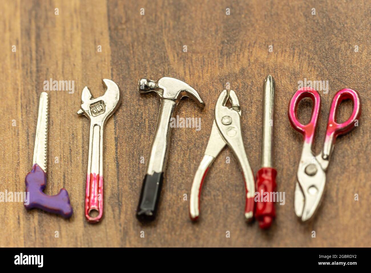 Crafting-Konzept: Nahaufnahme von Miniatur-Bastelwerkzeugen Stockfoto