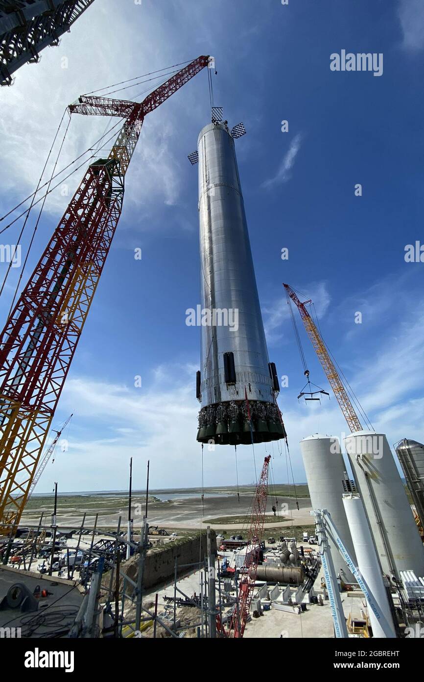 Boca Chica, Usa. August 2021. SpaceX-CEO Elon Musk hat Fotos geteilt, die den Super Heavy Booster 4 des Unternehmens zeigen, als er in Vorbereitung auf den ersten Orbital-Starship-Start am 3. August 2021 in Richtung Launch Mount bei Starbase in Boca Chica, Texas, ausgerollt wurde. Foto von SpaceX/UPI Credit: UPI/Alamy Live News Stockfoto