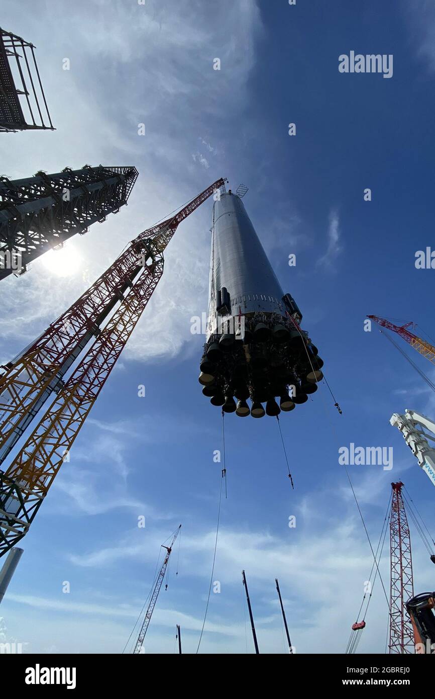 Boca Chica, Usa. August 2021. SpaceX-CEO Elon Musk hat Fotos geteilt, die den Super Heavy Booster 4 des Unternehmens zeigen, als er in Vorbereitung auf den ersten Orbital-Starship-Start am 3. August 2021 in Richtung Launch Mount bei Starbase in Boca Chica, Texas, ausgerollt wurde. Foto von SpaceX/UPI Credit: UPI/Alamy Live News Stockfoto