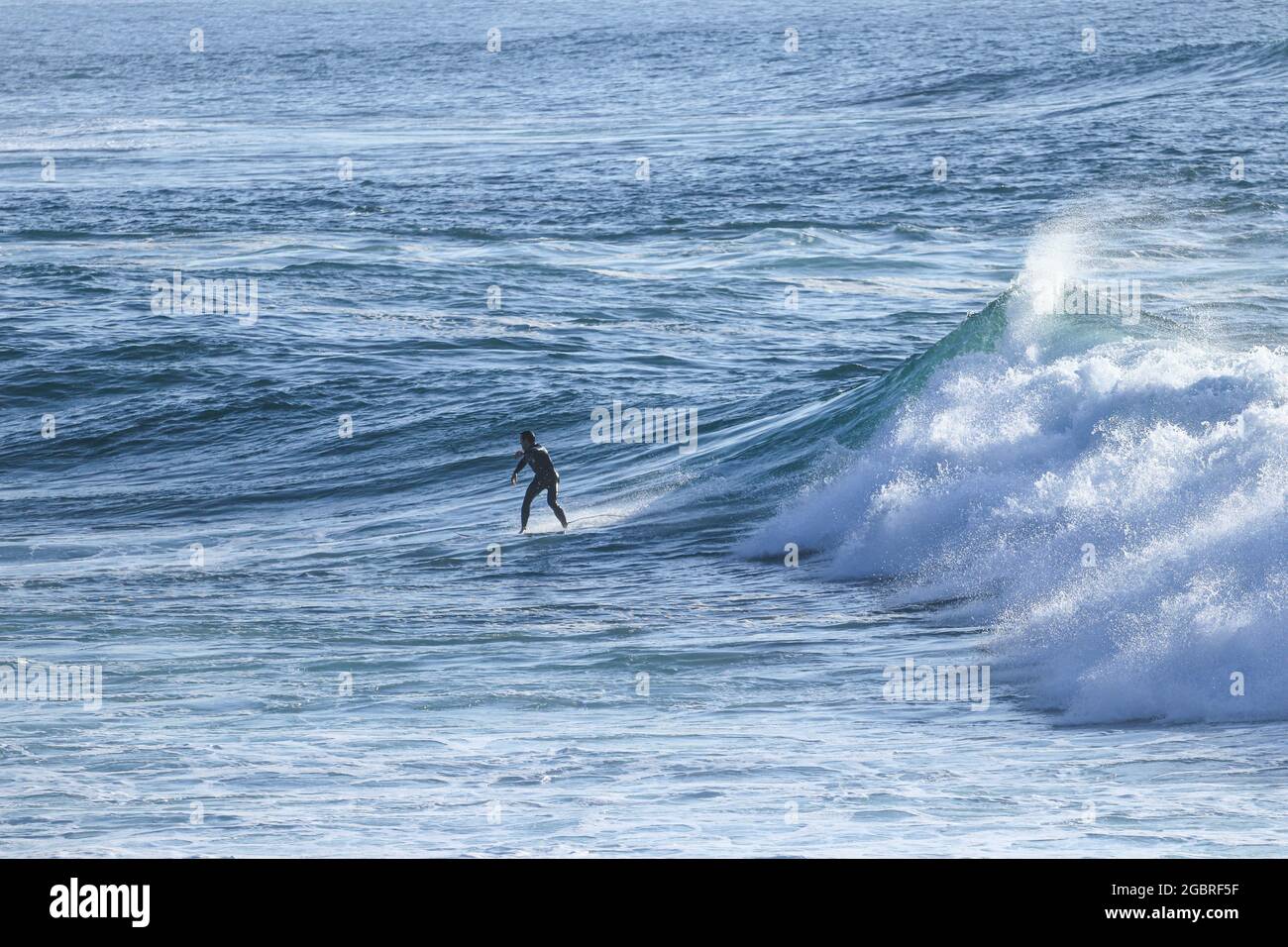 Surfer am Blue Ocean Wave Stockfoto