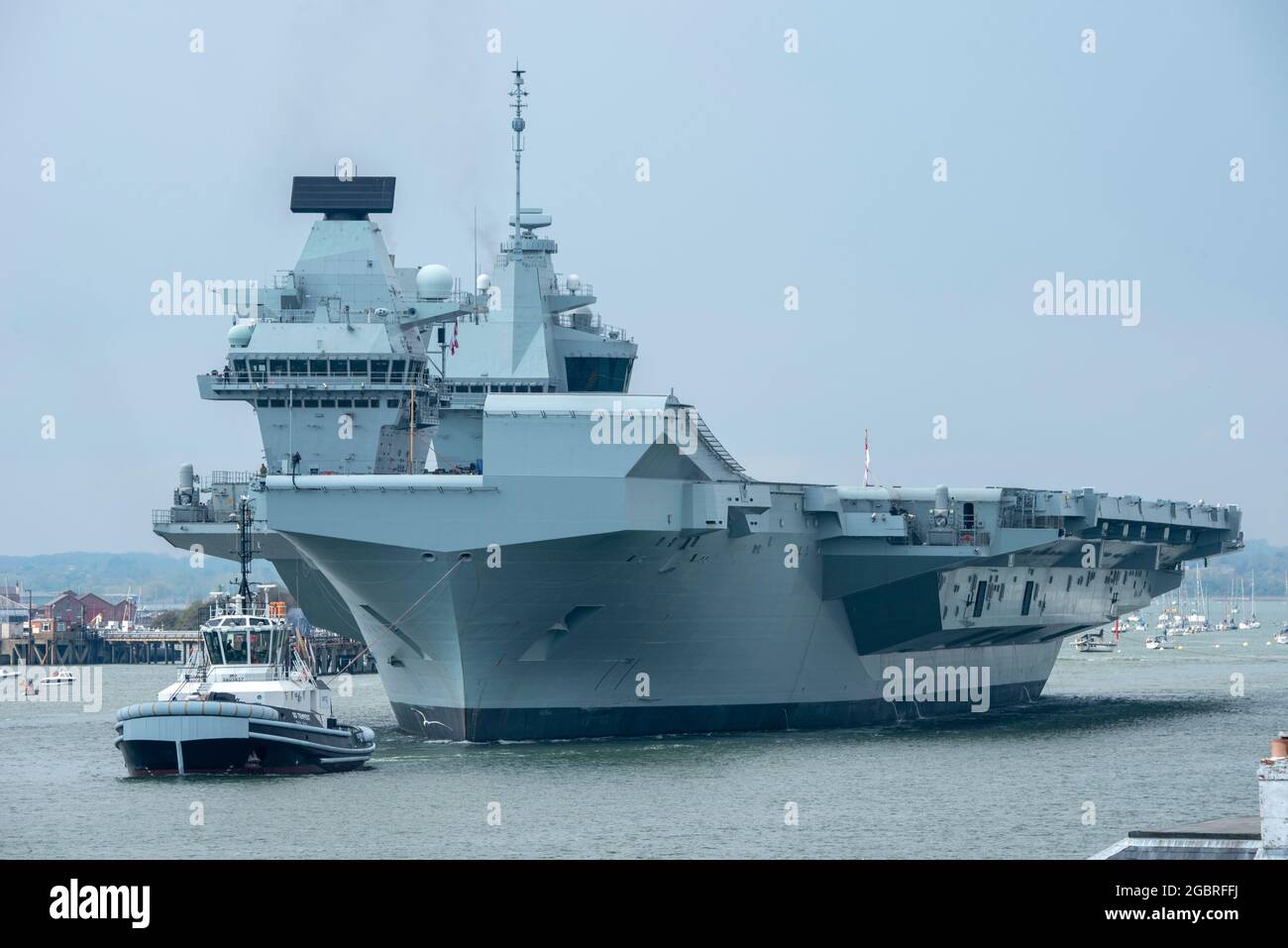 HMS Prince of Wales verlässt Portsmouth Harbour Stockfoto
