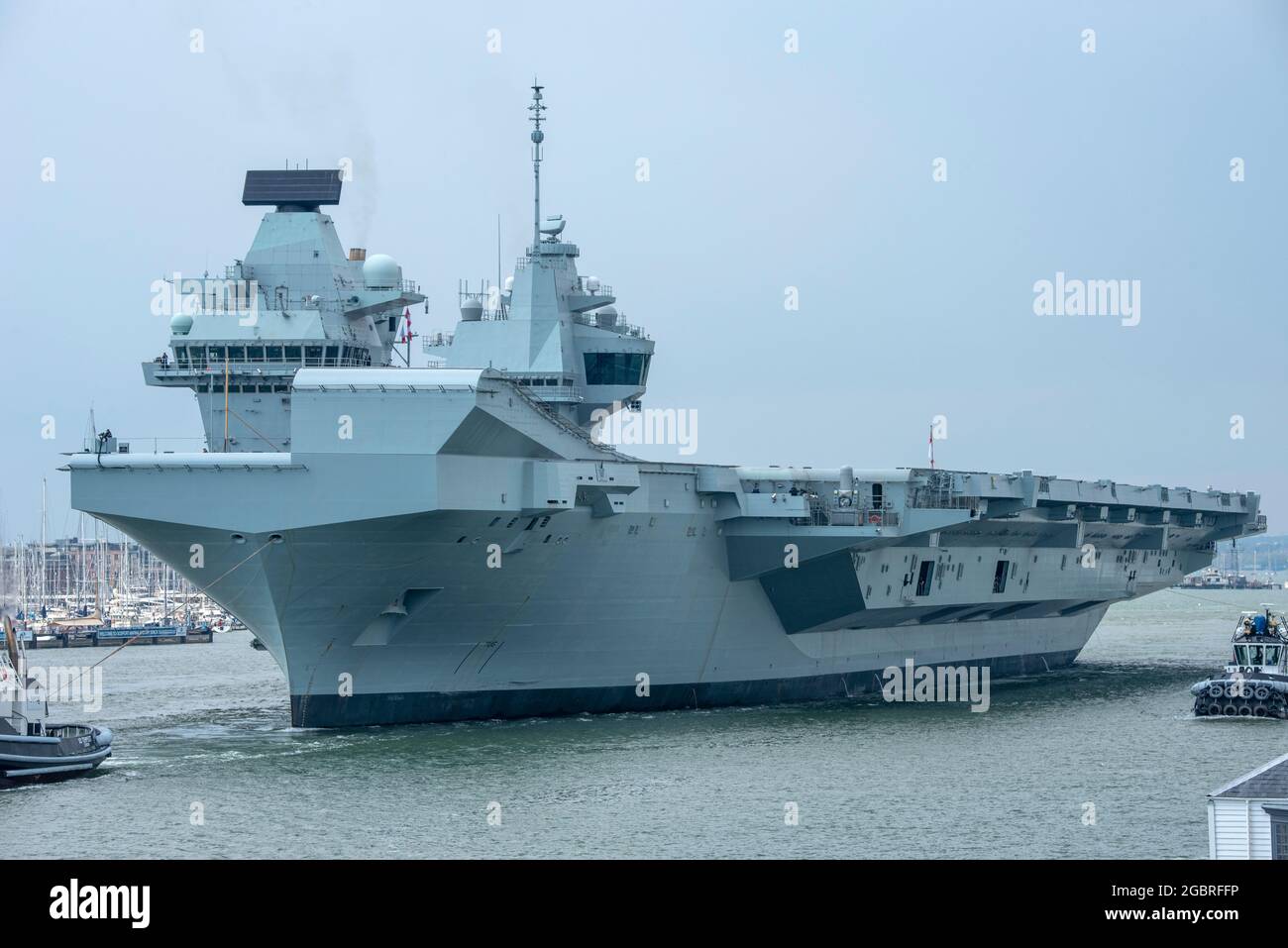 HMS Prince of Wales verlässt Portsmouth Harbour Stockfoto