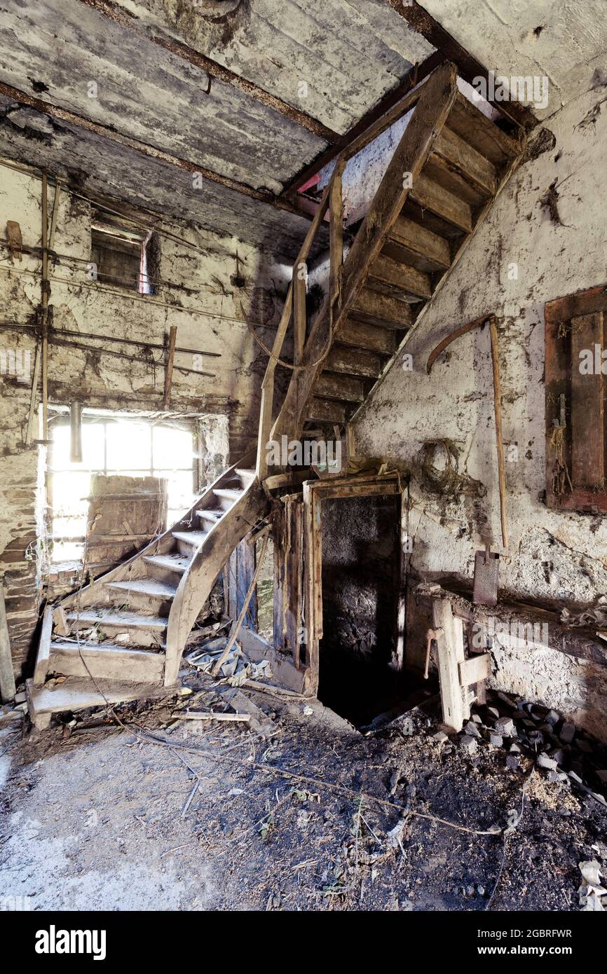 Holztreppe in einer verlassenen Farm städtischen Exploration verloren Platz Stockfoto