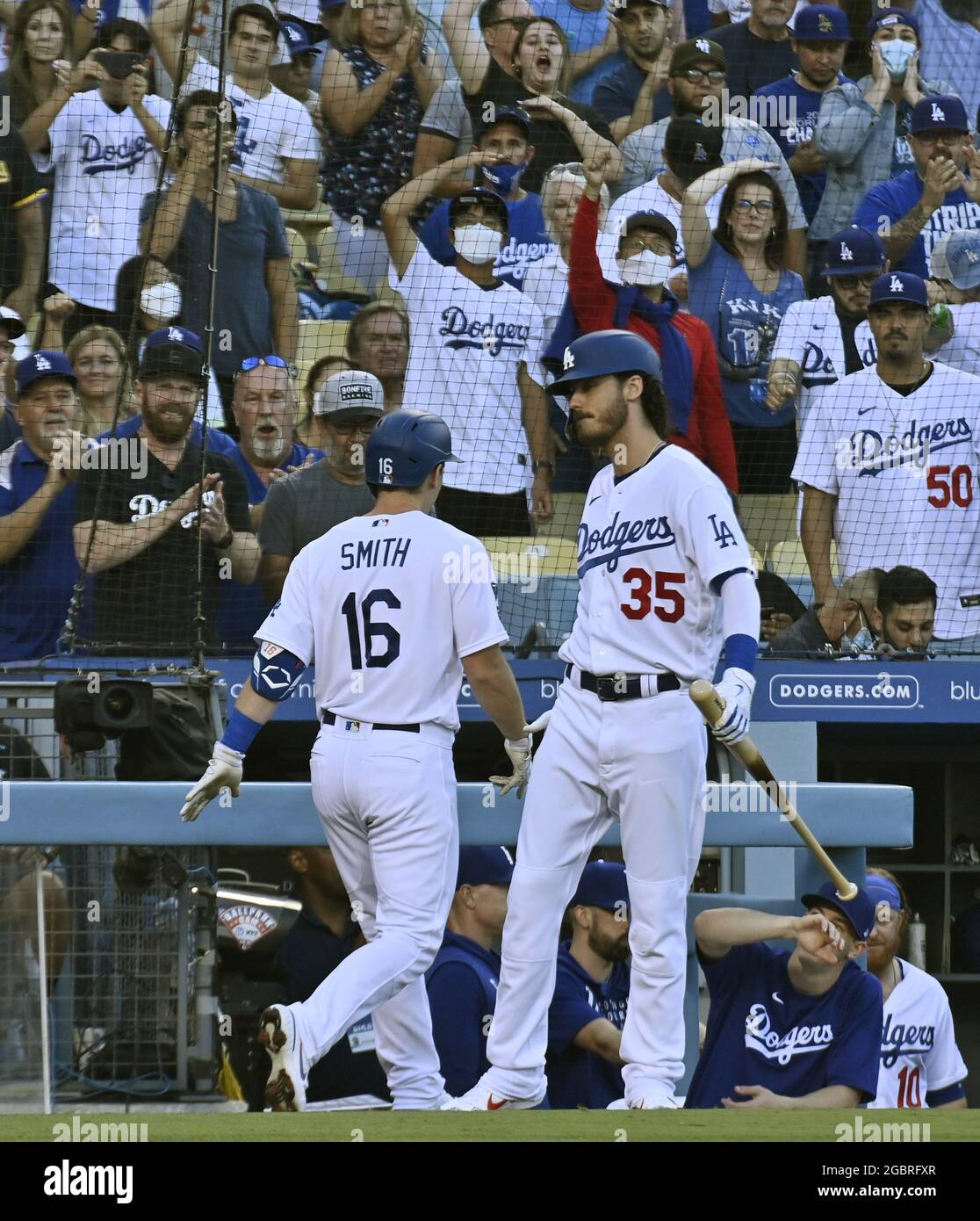 Los Angeles, Usa. August 2021. Los Angeles Dodgers' Catcher will Smith feiert mit Teamkollege Cody Bellinger, nachdem er am Mittwoch, den 4. August 2021, beim ersten Inning im Dodger Stadium in Los Angeles einen drei-Lauf-Homer auf das rechte Feld vor Houston Astros, der Pitcher Jake Odorizzi, um eine 4-1-Führung anfing, getroffen hat. Foto von Jim Ruymen/UPI Credit: UPI/Alamy Live News Stockfoto