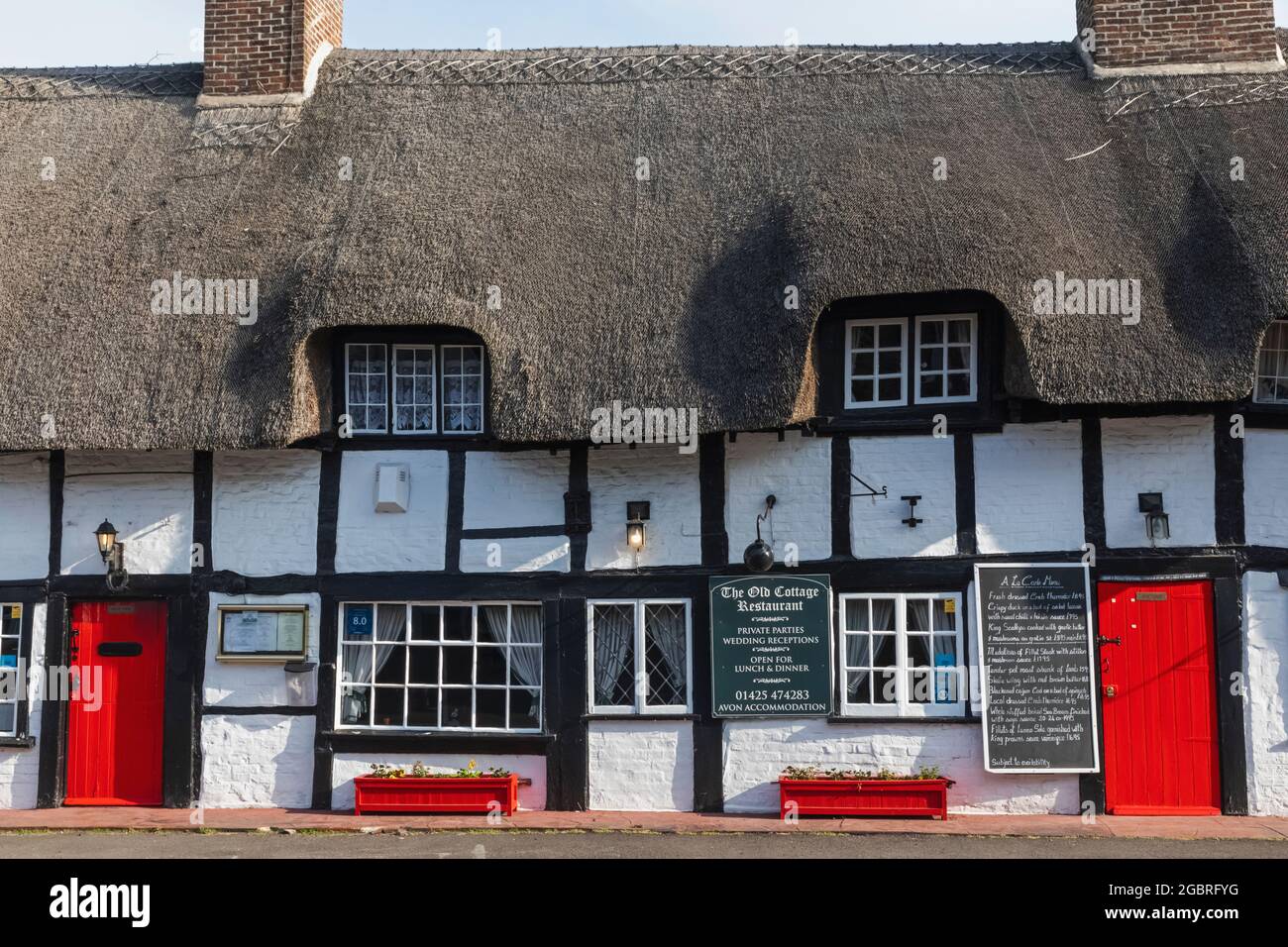 England, Hampshire, New Forest, Ringwood, strohgedeckte Fachwerkgebäude aus dem 14. Jahrhundert, jetzt das Old Cottage Restaurant Stockfoto