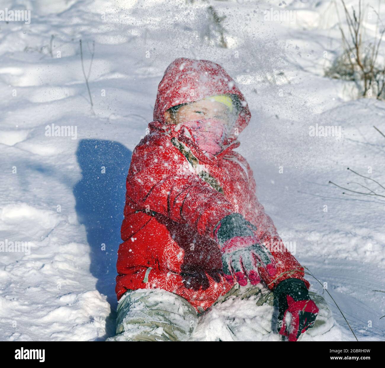 Kinder spielen im Winterpark, werfen Schnee und Spaß haben. Kinderkonzept. Stockfoto