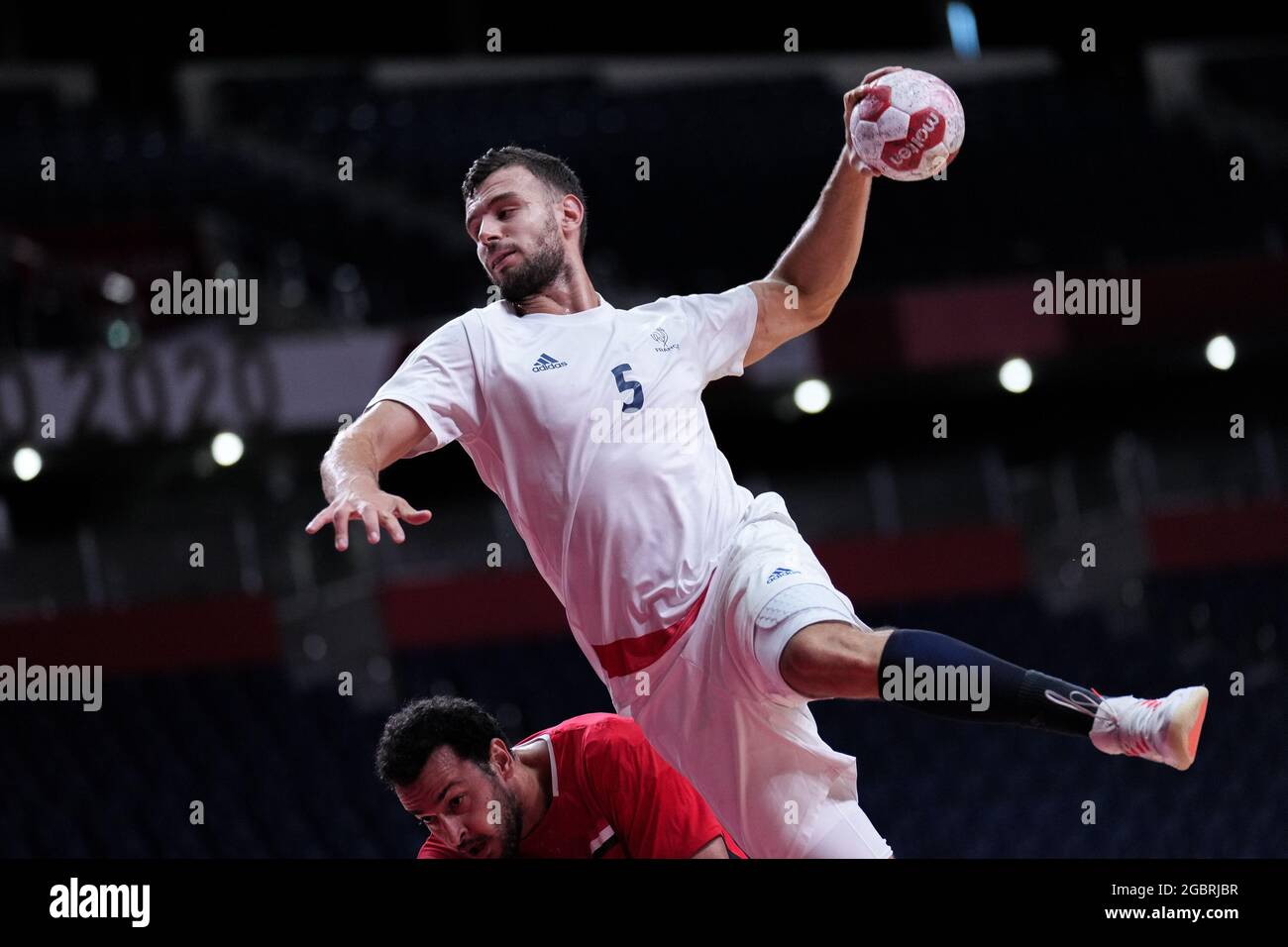 Tokio. August 2021. Nedim Remili aus Frankreich tritt am 5. August 2021 beim Halbfinalspiel der Handball-Männer zwischen Frankreich und Ägypten bei den Olympischen Spielen 2020 in Tokio, Japan, an. Quelle: Liu Dawei/Xinhua/Alamy Live News Stockfoto