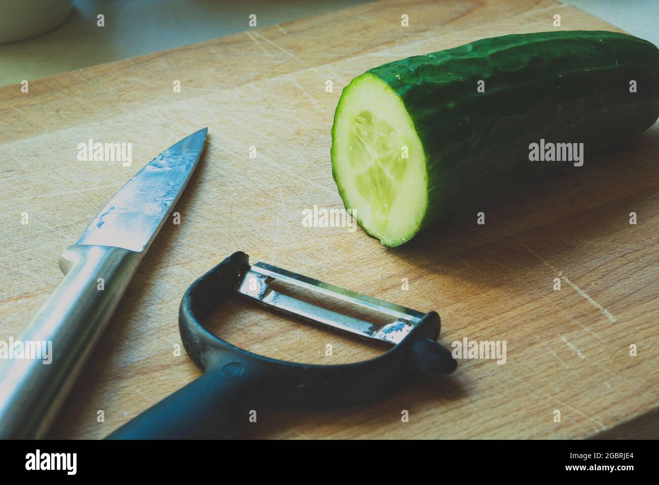 Ein einfaches Messer oder ein Gurkenschäler Stockfoto
