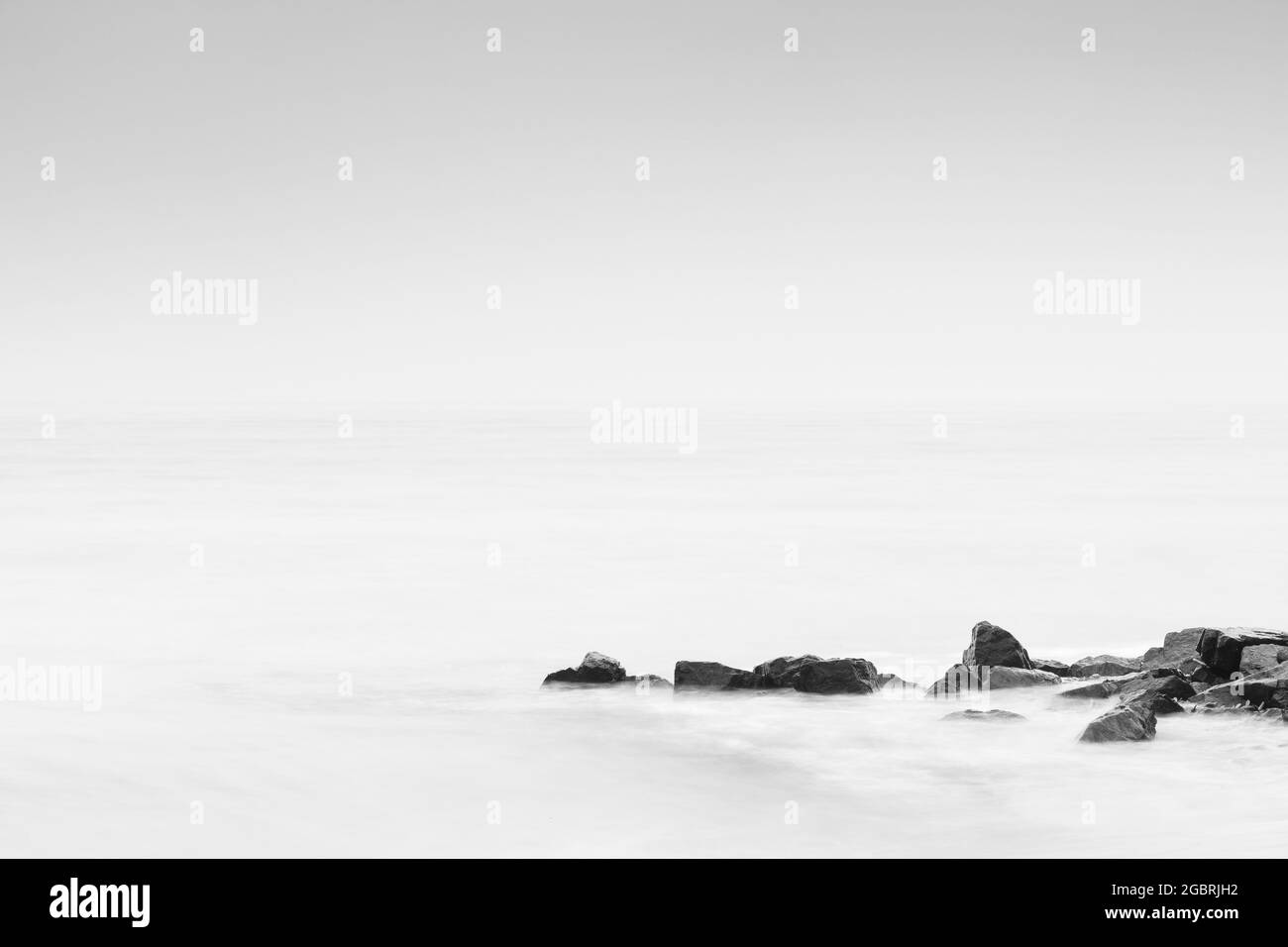 Meerblick - Steine im Meer - zeitloses Schwarz-Weiß-Foto Stockfoto