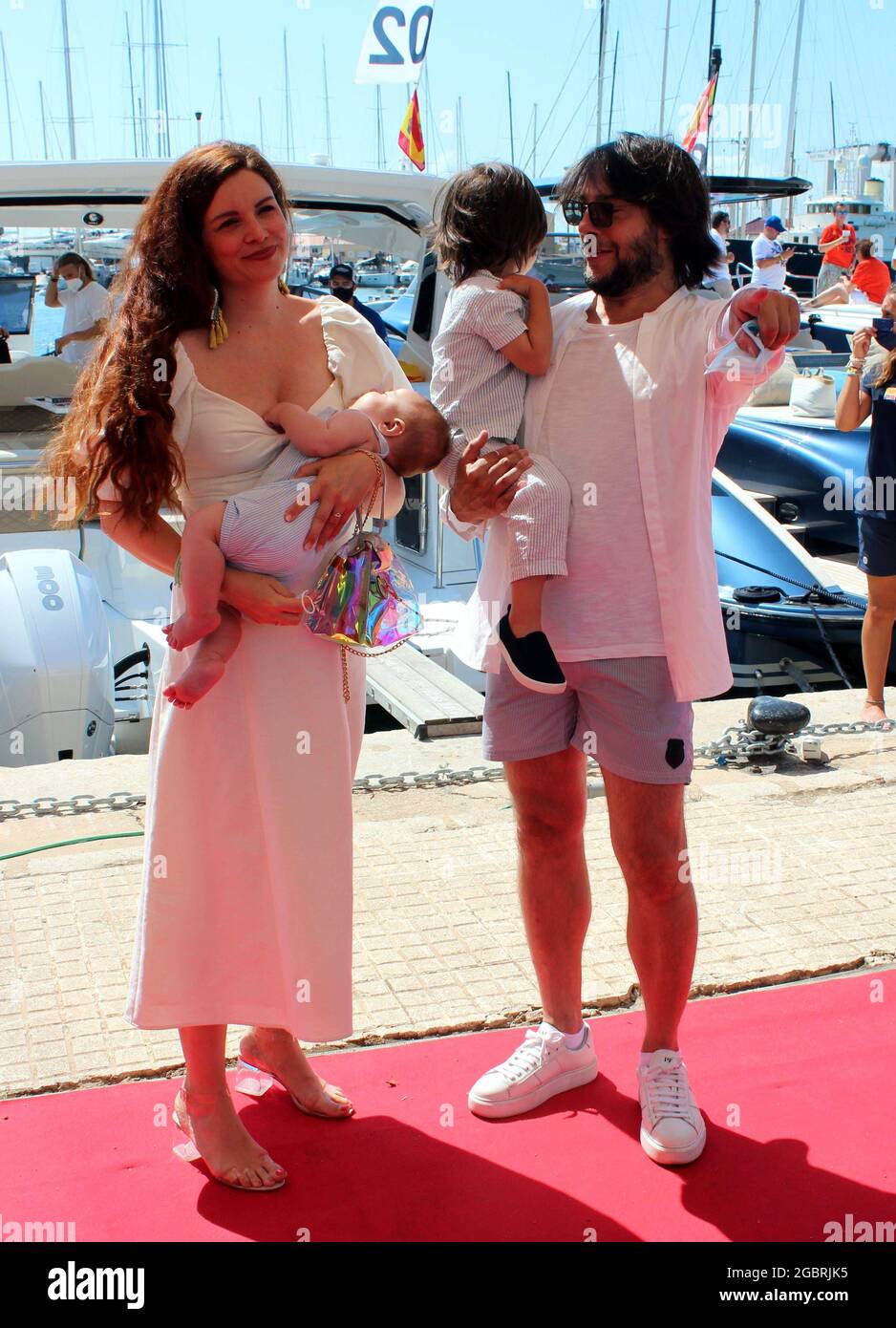 Palma Malloirca, Spanien. August 2021. Joaquin Cortes mit Monica Moreno und seinem Sohn Andrea nimmt an den Regatten in Palma de Mallorca Teil, 5. August 2021 Quelle: CORDON PRESS/Alamy Live News Stockfoto