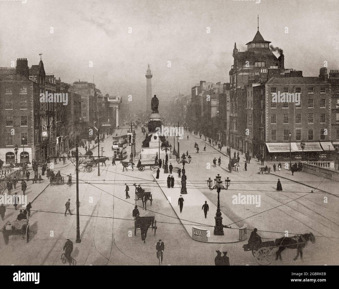 Eine Luftaufnahme der O'Connell Bridge aus dem späten 19. Jahrhundert, die den Liffey in Dublin überspannt und zur O'Connell Street führt. Die ursprüngliche Brücke (benannt Carlisle Bridge für den damaligen Lord Lieutenant of Ireland – Frederick Howard, 5. Earl of Carlisle) wurde von James Gandon entworfen und zwischen 1791 und 1794 gebaut. Zwischen 1877 und 1880 wurde die Brücke wieder aufgebaut und verbreitert und nach der Wiedereröffnung um 1882 wurde sie nach Daniel O'Connell, alias The Liberator, (1775-1847) umbenannt. Darüber hinaus ist Nelson's Column. Stockfoto