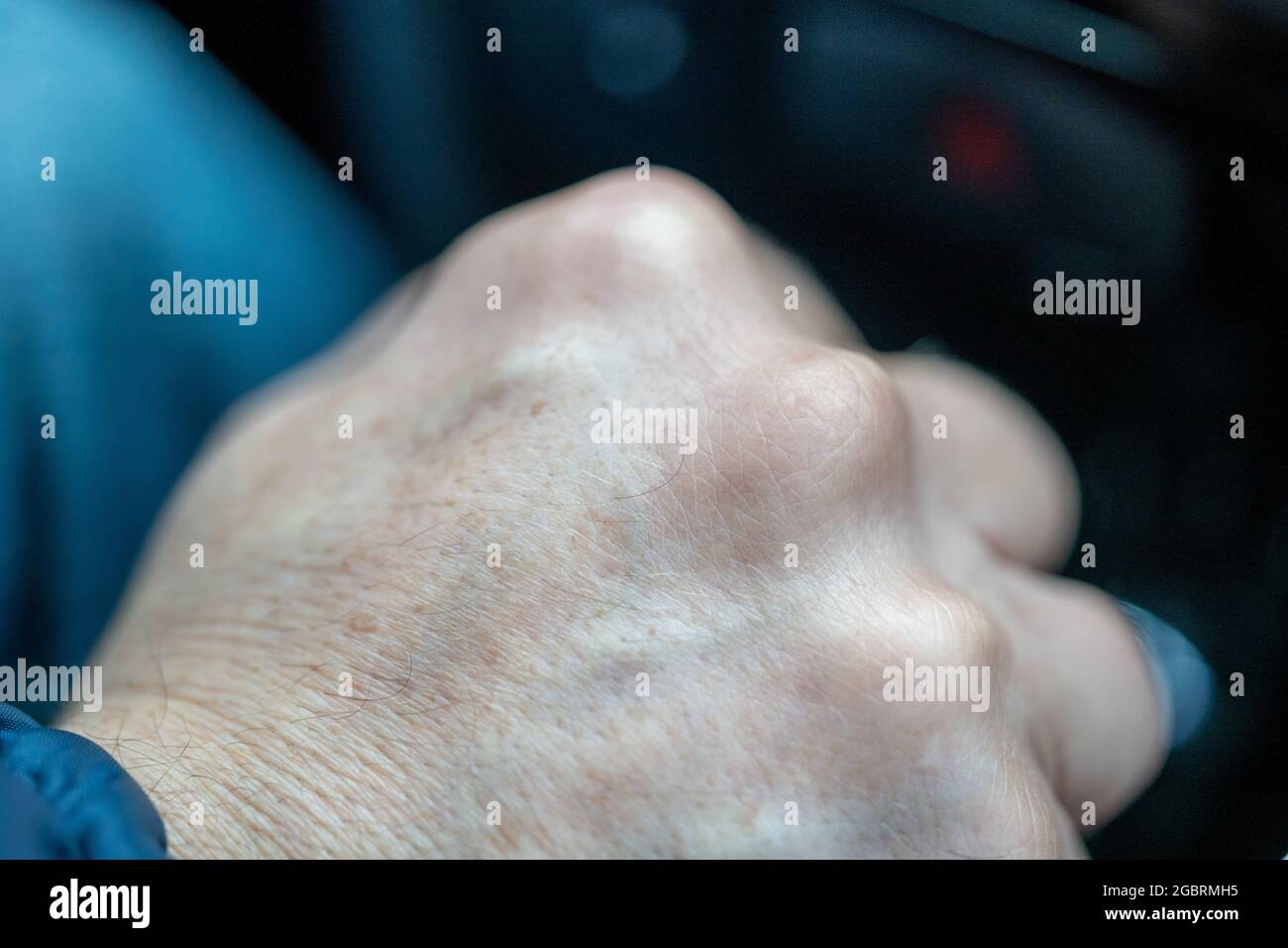 Selektive Fokusaufnahme der Hand eines älteren Mannes mit Altersflecken Stockfoto