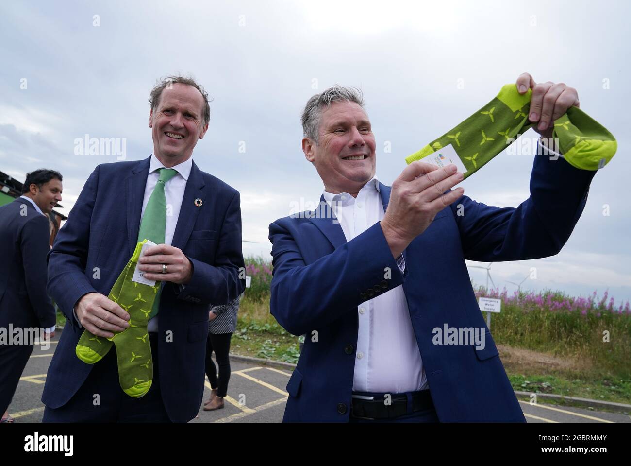 Sir Keir Starmer, der Leiter der Labour-Abteilung, erhält von Scottish Power Chief Executive Keith Anderson(L) während eines Besuchs auf dem Windpark Whitelees in Eaglesham ein Paar Socken, während er seinen Besuch in Schottland fortsetzt. Bilddatum: Donnerstag, 5. August 2021. Stockfoto