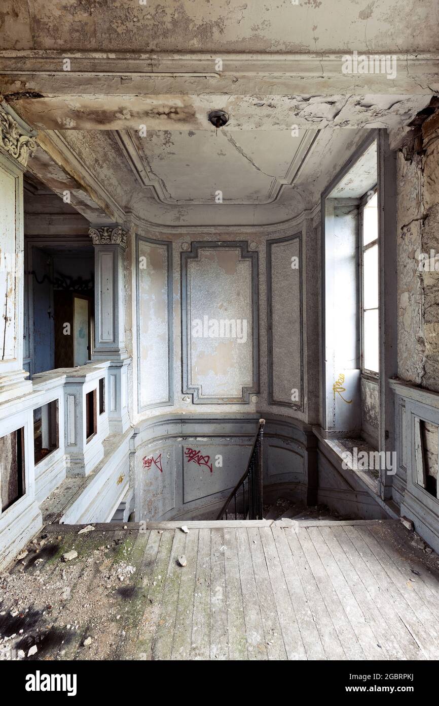 Urban Exploration Lost Place - Zimmer in einem verlassenen Schloss Stockfoto