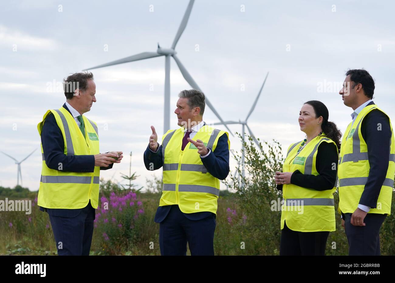 Der Leiter der Labour-Abteilung Sir Keir Starmer wird von Scottish Power Chief Executive Keith Anderson (L) zusammen mit Monica Lennon und Anas Sarwar während eines Besuchs auf dem Windpark Whitelees, Eaglesham, eine Tour erhalten, während er seinen Besuch in Schottland fortsetzt. Bilddatum: Donnerstag, 5. August 2021. Stockfoto