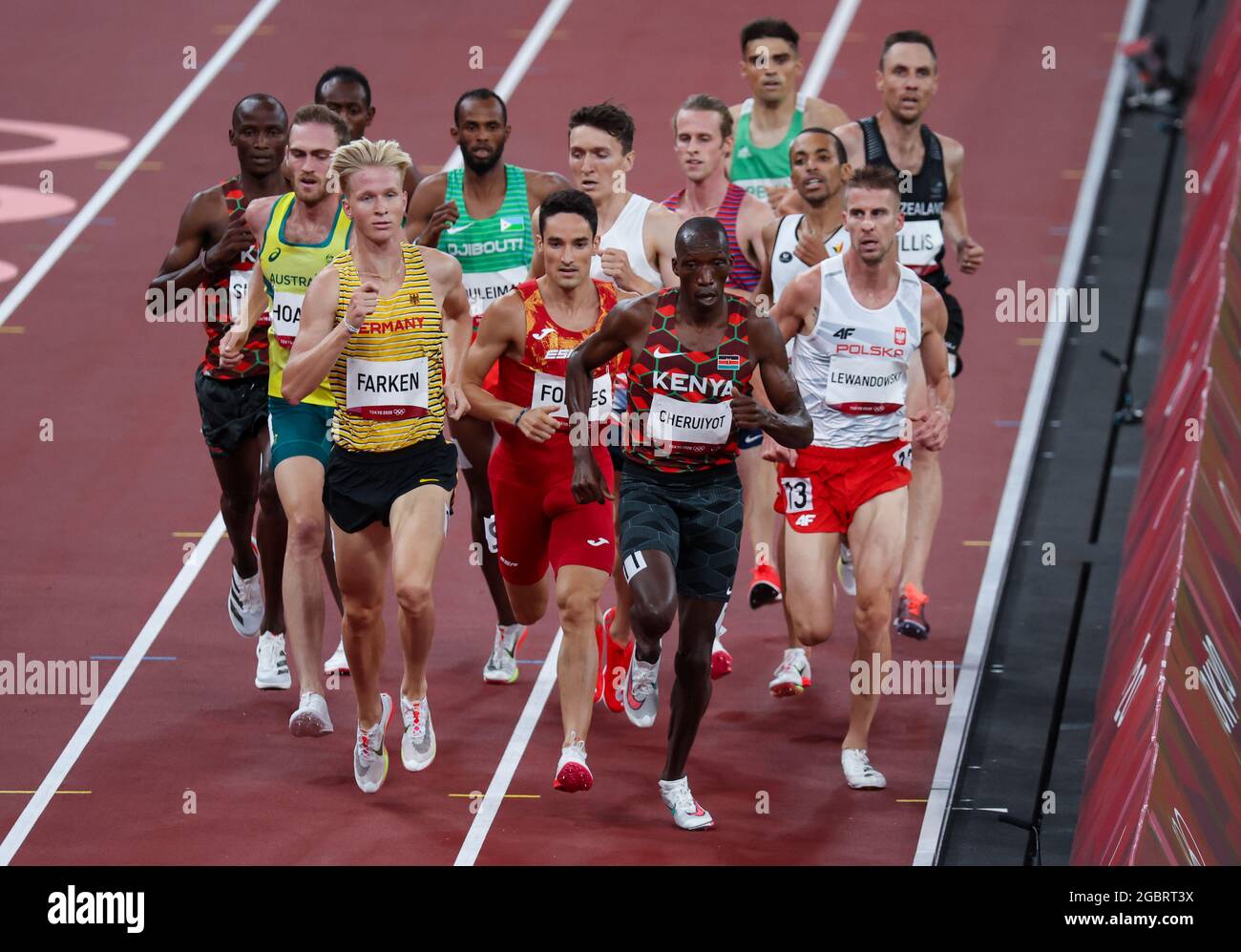 Tokio, Japan. August 2021. Leichtathletik: Olympische Spiele, 1500 m, Männer, Halbfinale, im Olympiastadion. Oliver Hoare (vorne l-r), aus Australien, Robert Farken aus Deutschland, Ignacio Fontes aus Spanien, Timothy Cheruiyot aus Kenia und Marcin Lewandowski aus Polen im Einsatz. Quelle: Friso Gentsch/dpa/Alamy Live News Stockfoto