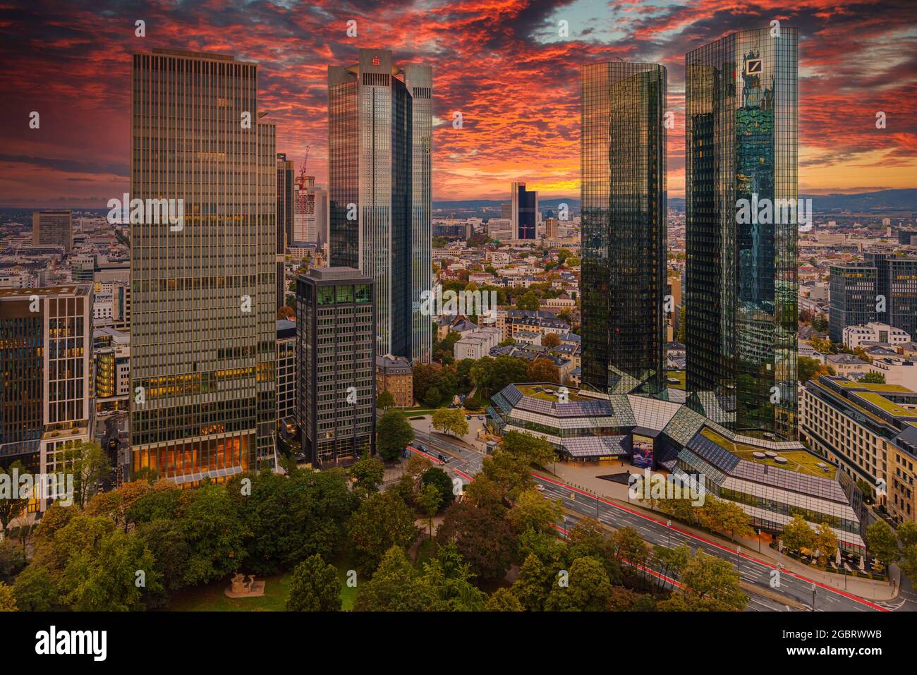 FRANKFURT, DEUTSCHLAND - JUNI 25 2020: Brennender Sonnenaufgang hinter der Skyline von Frankfurt vom Eurotheum in Frankfurt, Deutschland Stockfoto