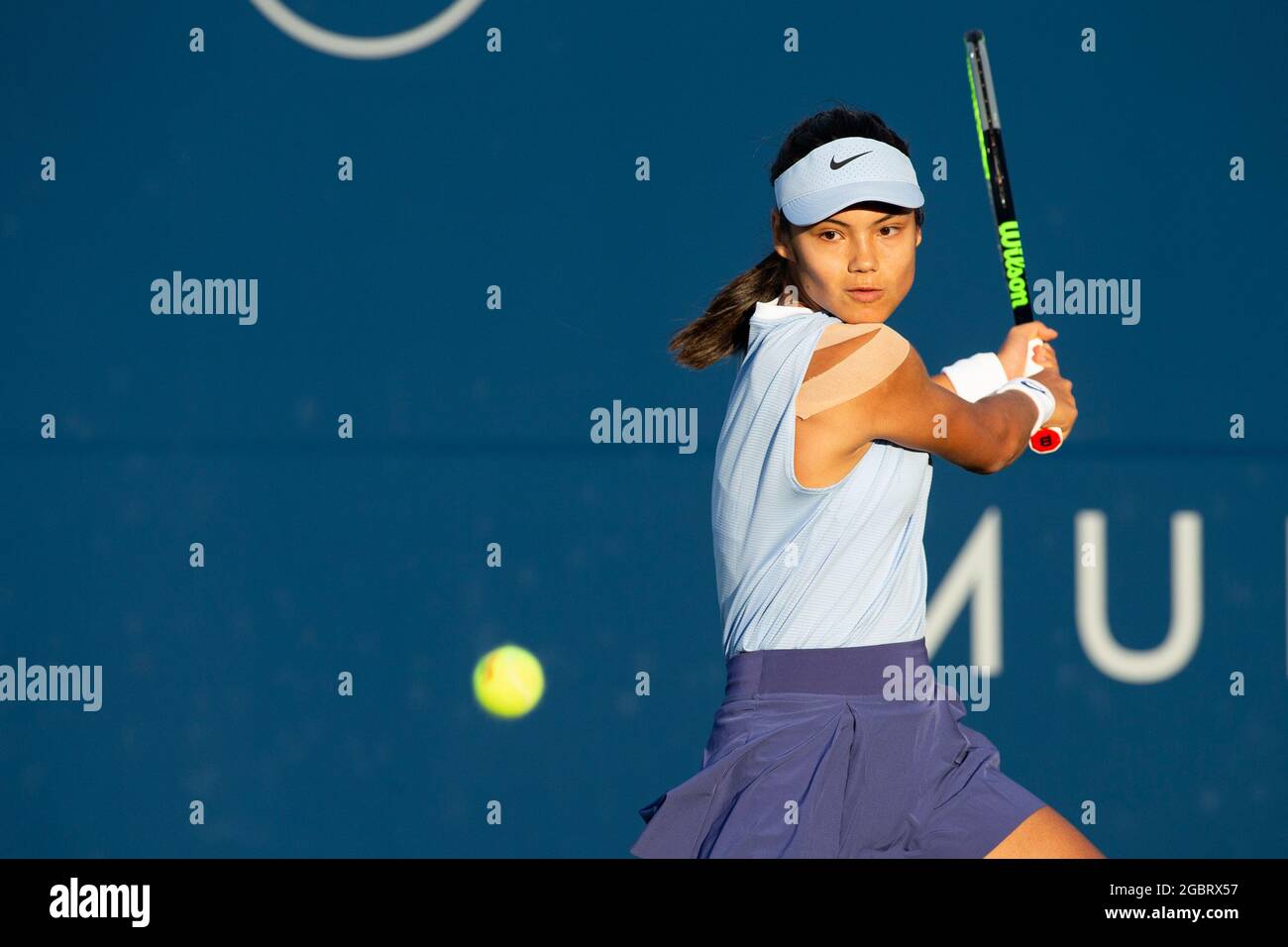 02. August 2021: Emma Raducanu (GBR) wurde von Shuai Zhang (CHN) 63 62 in der ersten Runde des Mubadala Silicon Valley Classic an der San Jose State University in San Jose, Kalifornien, besiegt. © Mal Taam/TennisClix/CSM Stockfoto