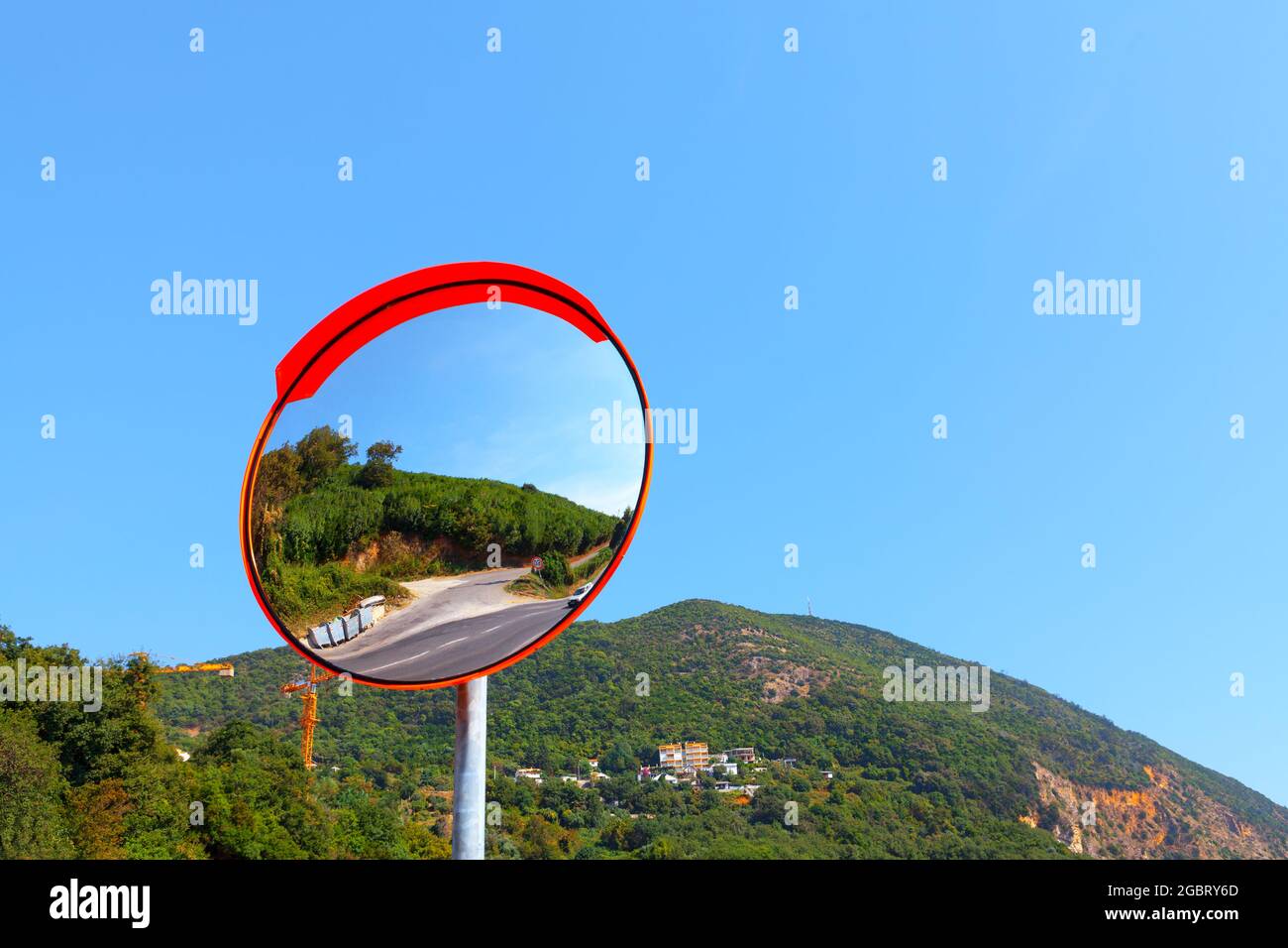 Außenverkehrsspiegel mit Bergen im Hintergrund. Gekrümmter Spiegel. Runder  Spiegel für blinde Flecken auf der Straße Stockfotografie - Alamy