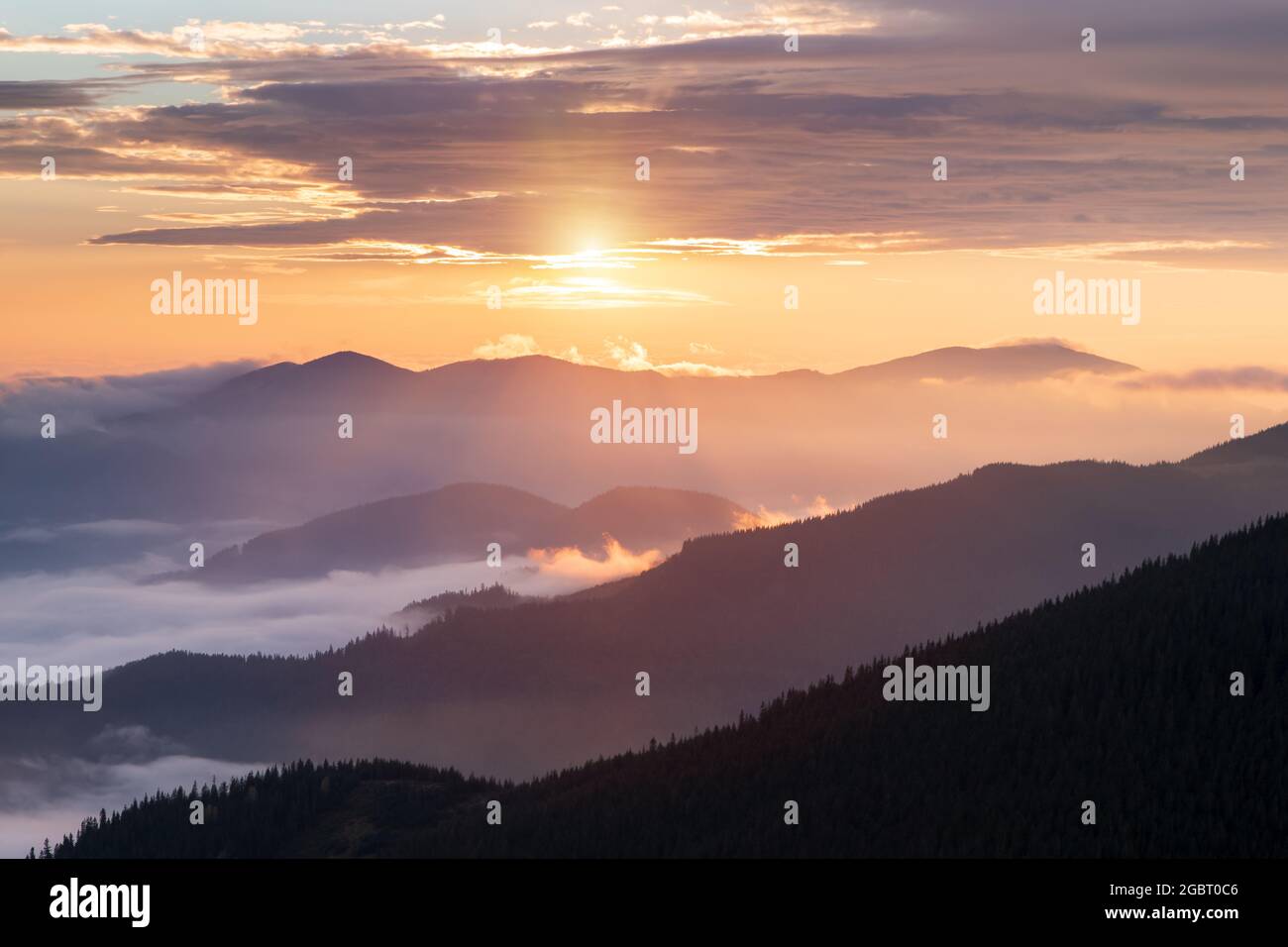 Wunderschöner Sonnenaufgang am nebligen Frühlingsmorgen. Landschaft mit hohen Bergen. Panoramablick. Naturlandschaft. Hintergrund des Hintergrundbilds. Lage Karpathia Stockfoto