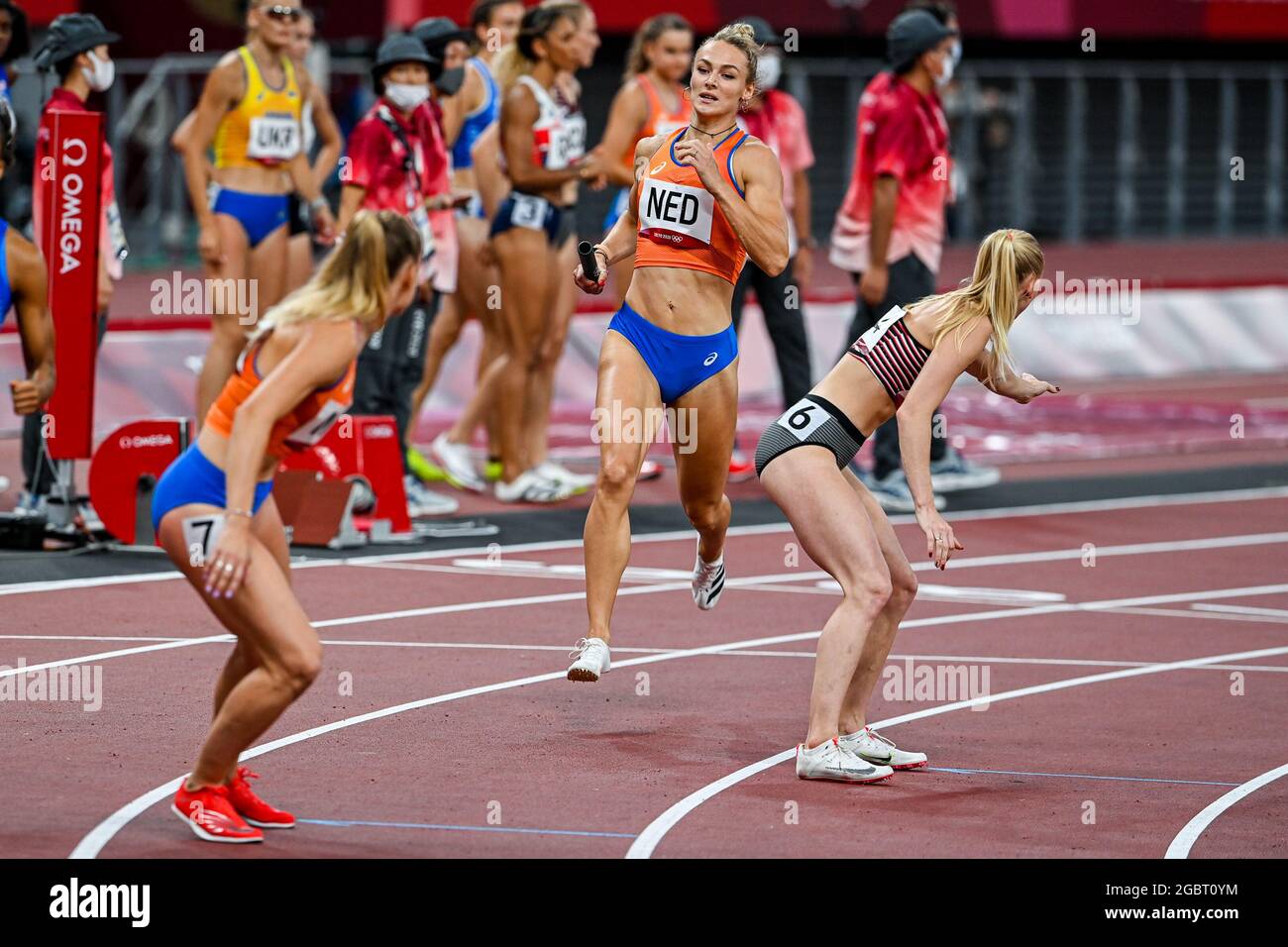 TOKIO, JAPAN - 5. AUGUST: Lieke Klaver aus den Niederlanden und Lisanne de Witte aus den Niederlanden treten am 5. August 2021 im Olympiastadion in Tokio, Japan, bei der 1. Runde der Frauen-4x400-m-Staffel während der Olympischen Spiele in Tokio 2020 an (Foto: Andy Astfalck/Orange Picics) NOCNSF ATLETIEKUNIE Stockfoto