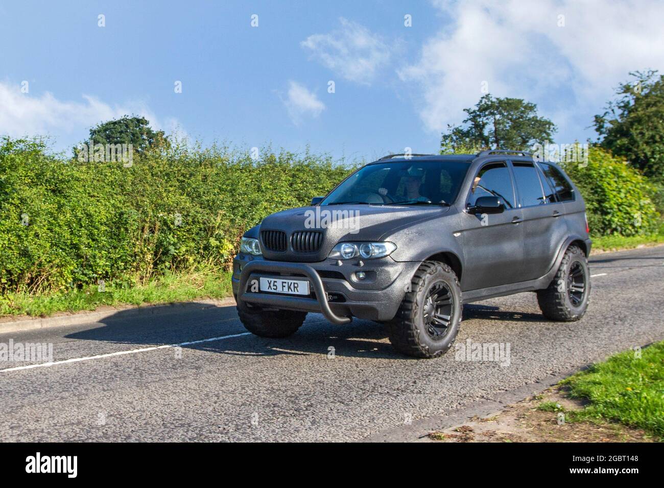 Der 2005 schwarze BMW ist ein 4DR-SUV mit 4799cc und X5 auf dem Weg zur Capesthorne Hall Classic Car Show im Juli in der britischen Niederlassung in Ceshire Stockfoto