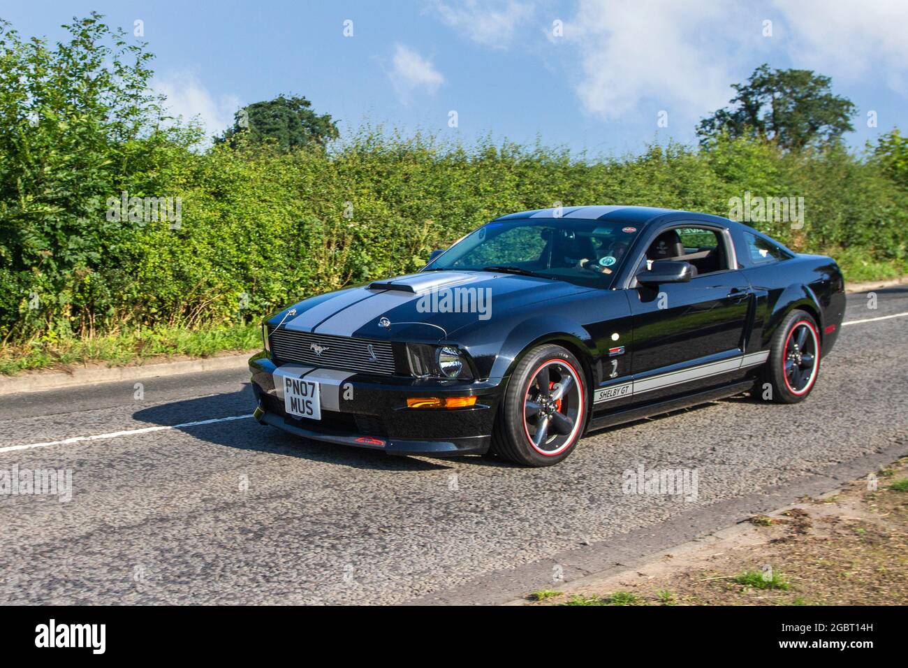 2007 schwarzes Ford Shelby GT 4600cc Benzincoupé, das Shelby Mustang ist eine Hochleistungsvariante des Ford Mustang, der von Shelby American von 1965 bis 1967 und von der Ford Motor Company von 1968 bis 1970 gebaut wurde. Ford belebte das Shelby-Namensschild für ein Hochleistungsmodell des Ford Mustang der fünften Generation auf dem Weg zur Capesthorne Hall Classic July Car Show, Ceshire, Großbritannien Stockfoto