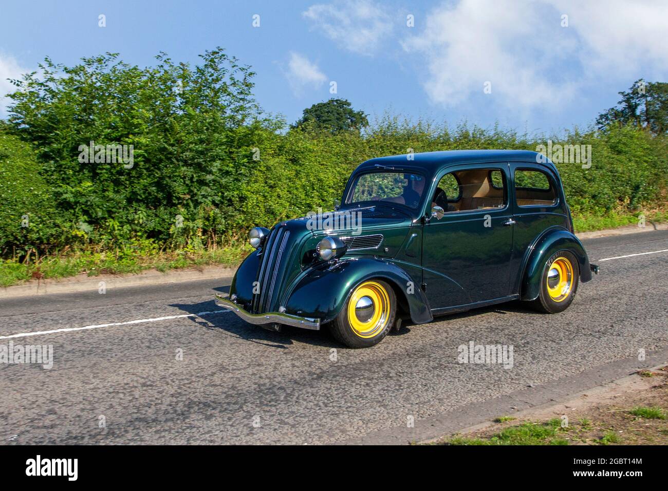 1949 Green 5ltr Ford Popular auf dem Weg zur Capesthorne Hall Oldtimer-Messe im Juli, Cheshire, Großbritannien Stockfoto