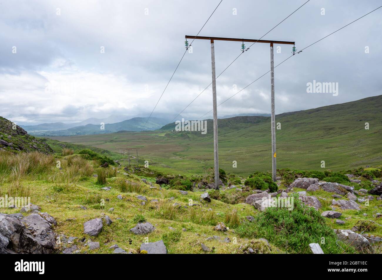 Stromleitungen in den County Kerry Mountains in Irland Stockfoto