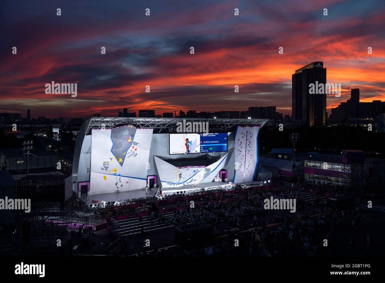 Tokio, Japan. August 2021. Der Aomi Urban Sports Park, Olympische Sommerspiele 2020 in Tokio, während des Boulderabschnitts des Männer-Sportkletterfinales am 5. August 2021 in Tokio, Japan. Quelle: Ondrej Deml/CTK Photo/Alamy Live News Stockfoto