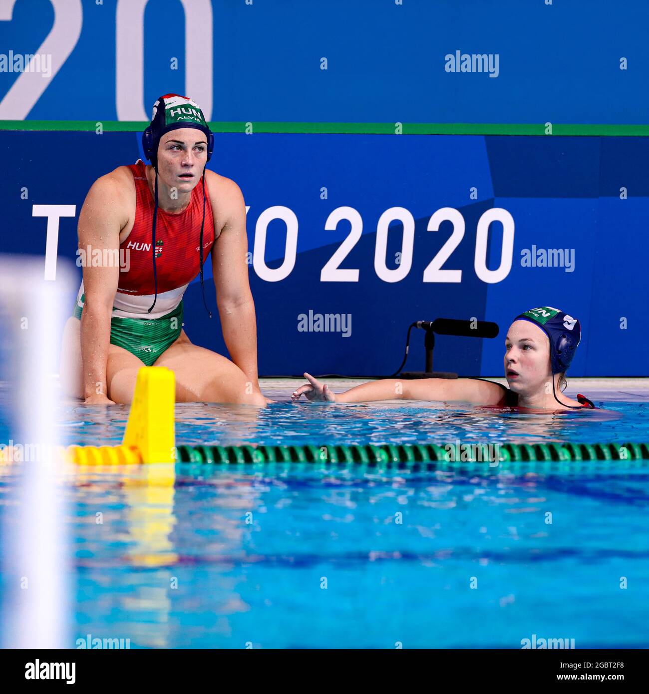 Tokio, Japan. August 2021. TOKIO, JAPAN – 5. AUGUST: Rebecca Parkes aus Ungarn, Dora Leimeter aus Ungarn sieht nach der Niederlage während des Olympischen Wasserball-Turniers der Frauen in Tokio 2020 niedergeschlagen Semifinale zwischen dem Team Spanien und dem Team Ungarn am 5. August 2021 im Tatsumi Waterpolo Center in Tokio, Japan (Foto von Marcel ter Bals/Orange Picics) Kredit: Orange Pics BV/Alamy Live News Stockfoto