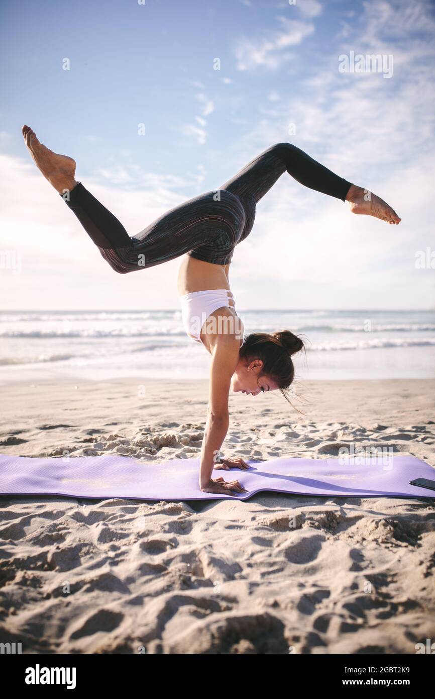 Junge Frau Macht Handstand Am Strand Fotos Und Bildmaterial In Hoher Auflösung Alamy 