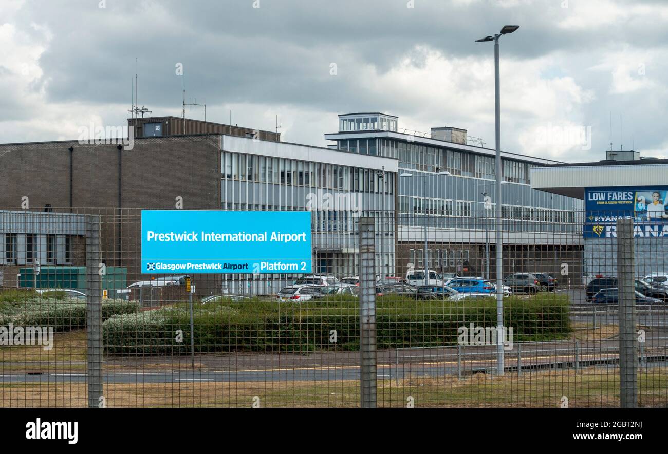 Außenansicht des Prestwick International Airport / Glasgow Prestwick Airport mit Schild. South Ayrshire, Schottland. Stockfoto