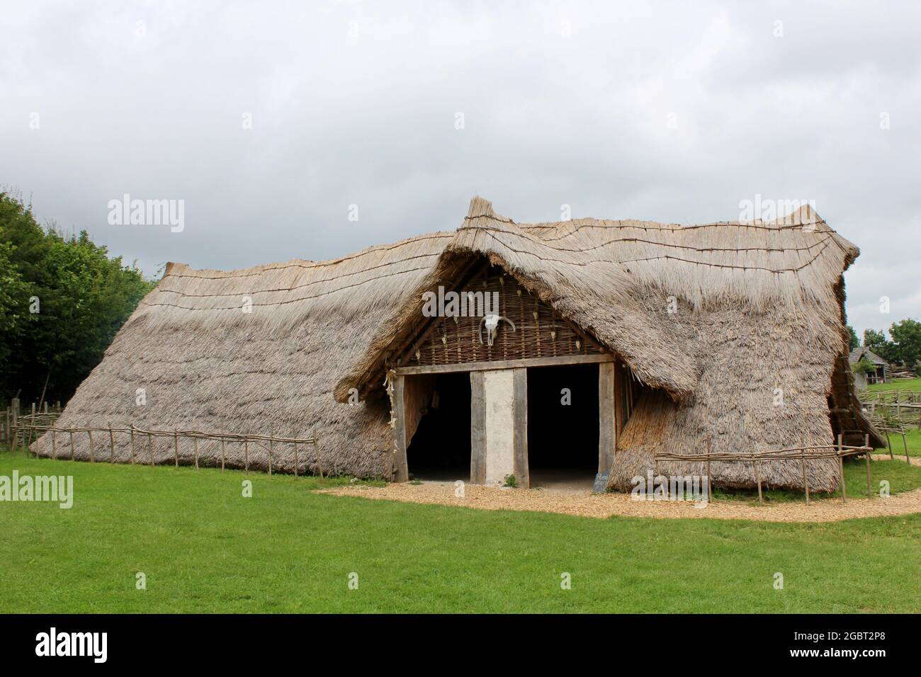 Butser Ancient Farm - Neolithisches Haus Stockfoto