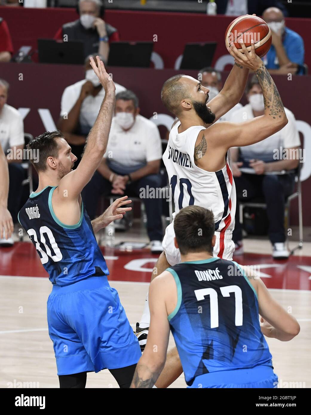 Tokio, Japan. August 2021. Der Franzose Evan Fournier (R) schießt trotz Sloweniens Verteidigern Zoran Dragic (30) und Luka Doncic während des Männer-Basketball-Halbfinales bei den Olympischen Spielen 2020 in Tokio am Donnerstag, den 5. August 2021, Japan. Foto von Mike Theiler/UPI Credit: UPI/Alamy Live News Stockfoto