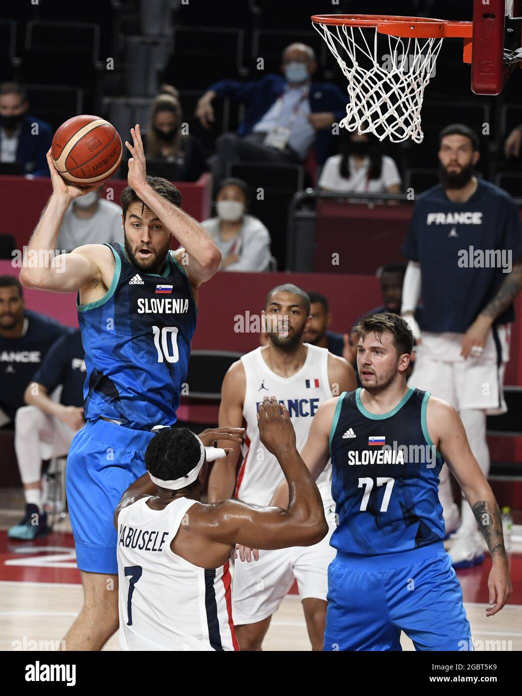 Tokio, Japan. August 2021. Der Slowene Mike Tobey (10) prallt gegen den Franzosen Guerschon Yabusele (7) ab, während Teamkollege Luka Doncic während des Halbfinales der Männer im Basketball bei den Olympischen Spielen 2020 in Tokio am Donnerstag, den 5. August 2021, Japan. Foto von Mike Theiler/UPI Credit: UPI/Alamy Live News Stockfoto