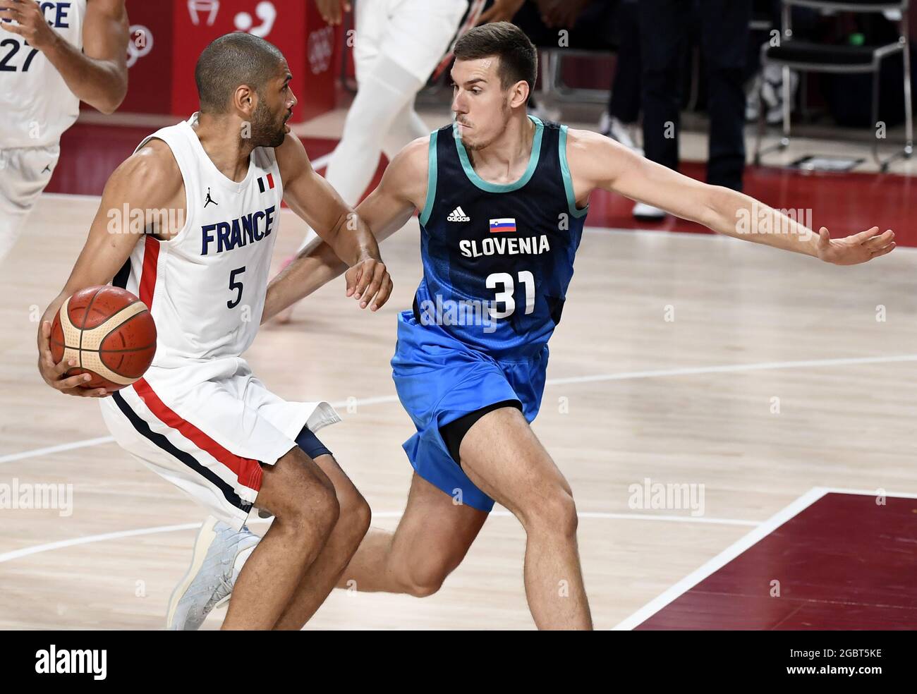 Tokio, Japan. August 2021. Der französische Nicolas Batum (5) will beim Halbfinale der Männer im Basketball bei den Olympischen Spielen 2020 in Tokio am Donnerstag, dem 5. August 2021, am slowenischen Vlatko Cancar vorbeidribbeln. Japan. Foto von Mike Theiler/UPI Credit: UPI/Alamy Live News Stockfoto