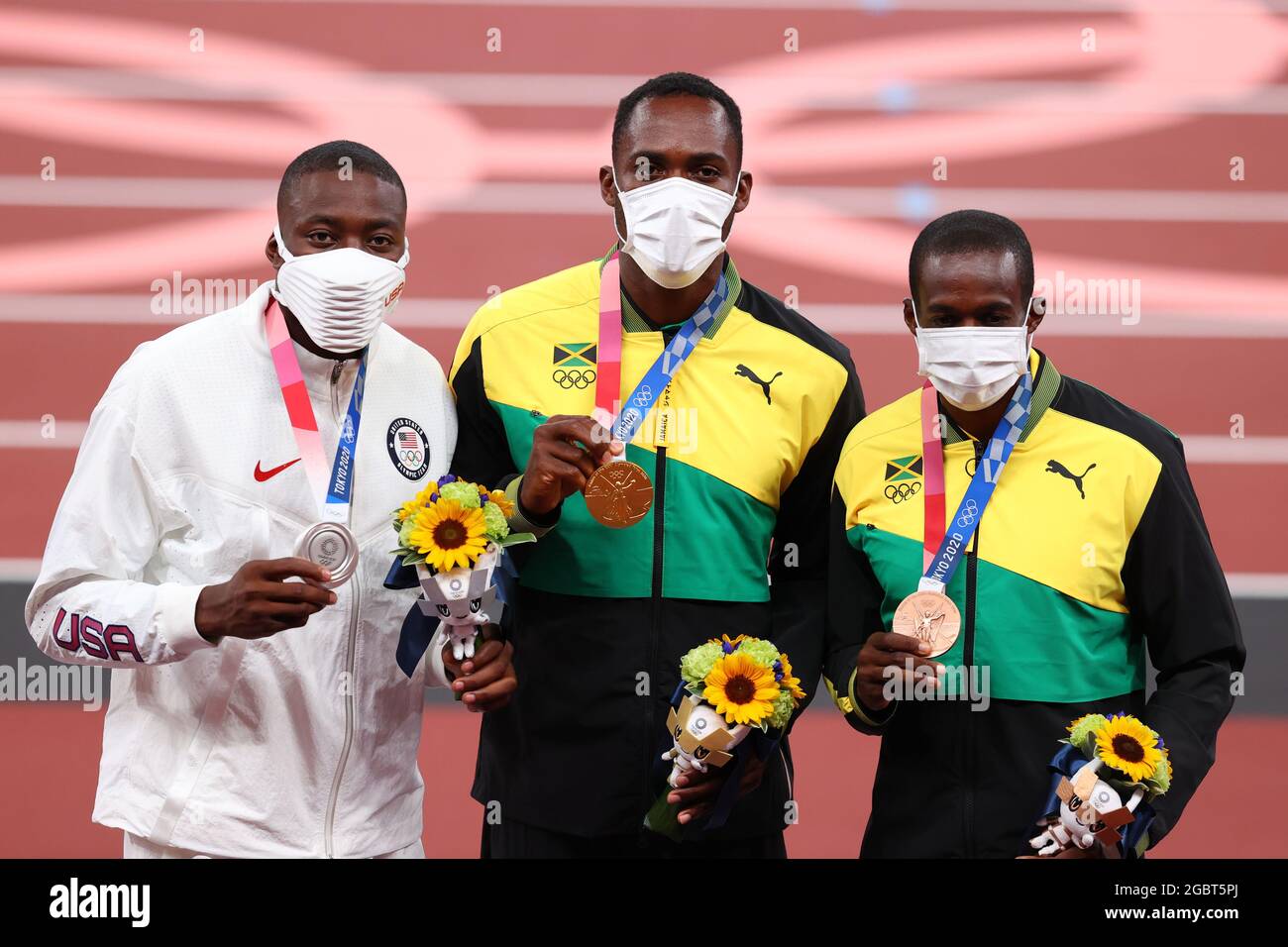 Tokio, Japan. August 2021. (L-R) HOLLOWAY Grant Silbermedaille (USA), PERGAMENT Hansle Goldmedaille (JAM), LEVY Ronald Bronzemedaille (JAM) Leichtathletik : 110-m-Hürdenmedaillenzeremonie der Männer während der Olympischen Spiele in Tokio 2020 im Nationalstadion in Tokio, Japan . Quelle: Naoki Morita/AFLO SPORT/Alamy Live News Stockfoto