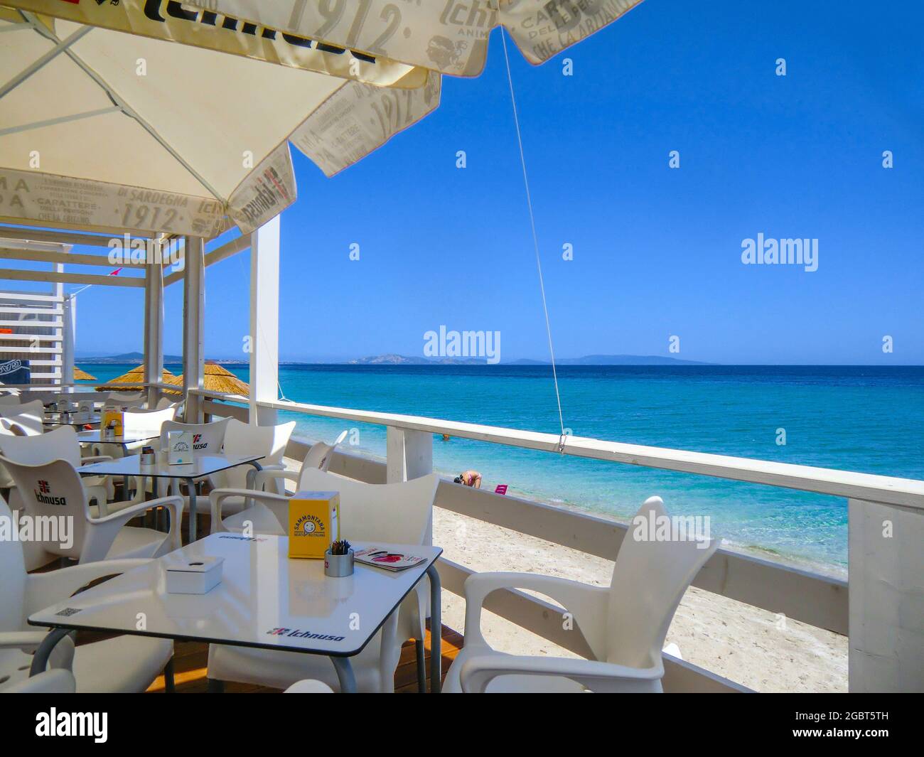 Bar vor smaragdgrünem Meer und weißem Sandstrand in Ezzi Mannu im august 2021, Strand Pazzona, Sardinien, Italien, Europa Stockfoto