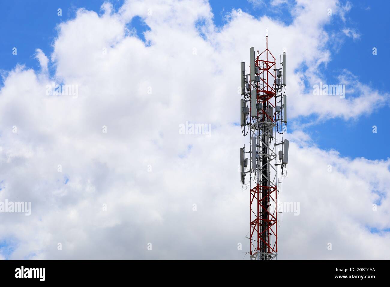 Telefon-Tower auf Cloud-Hintergrund und haben Kopieplatz für Design in Ihrer Arbeit. Stockfoto