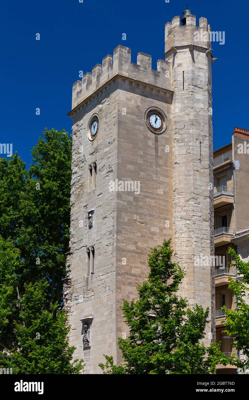 Alter mittelalterlicher Uhrenturm im historischen Teil der Stadt. Avignon. Provence. Frankreich Stockfoto