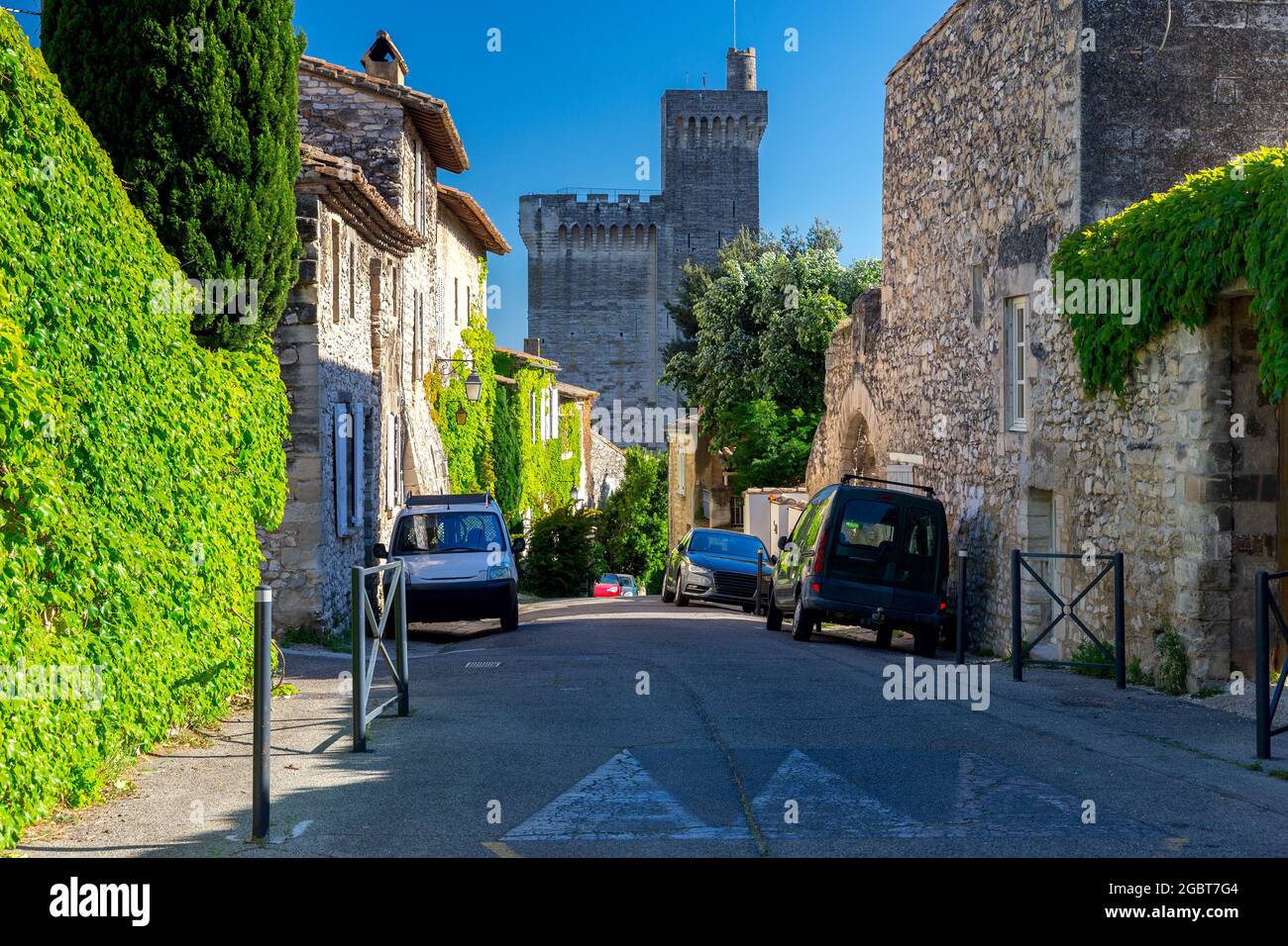 Alte mittelalterliche Straße mit Steinfassaden von Häusern. Frankreich. Provence. Avignon Stockfoto