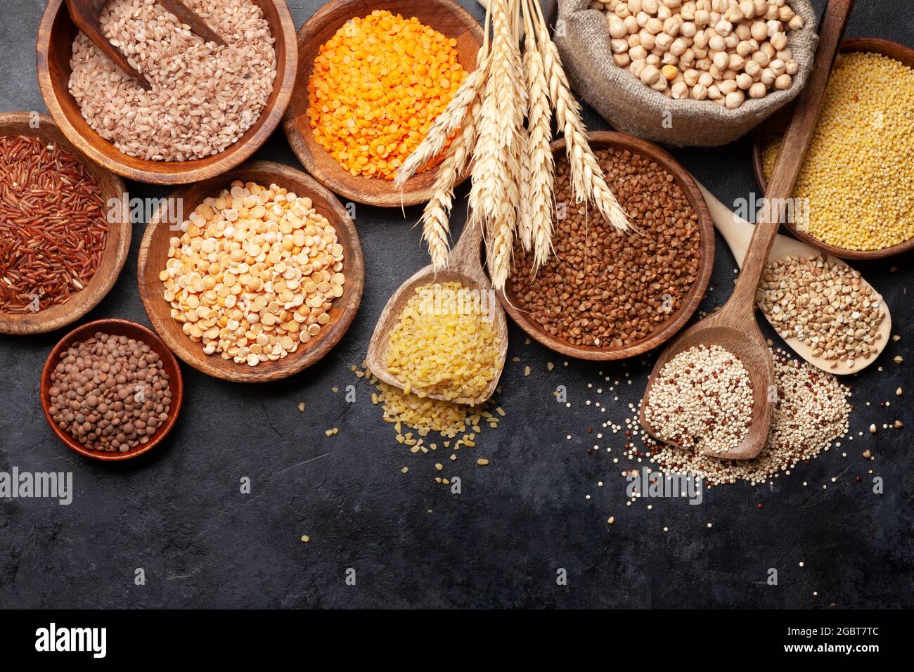 Glutenfreies Getreide. Reis, Buchweizen, Maisgrütze, Quinoa und Hirse in  Holzschüsseln. Draufsicht flach liegend mit Kopierplatz Stockfotografie -  Alamy