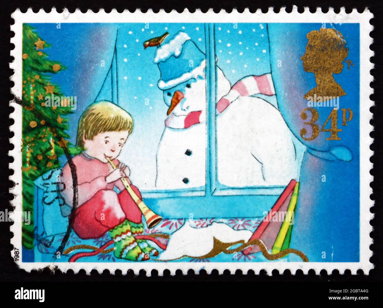 GROSSBRITANNIEN - UM 1987: Eine in Großbritannien gedruckte Briefmarke zeigt Horn und Schneemann, Erinnerungen aus der Kindheit, um 1987 Stockfoto