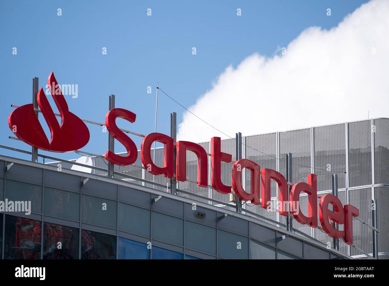 Banco Santander in Warschau, Polen. 21. Mai 2021 © Wojciech Strozyk / Alamy Stock Photo *** Lokale Bildunterschrift *** Stockfoto
