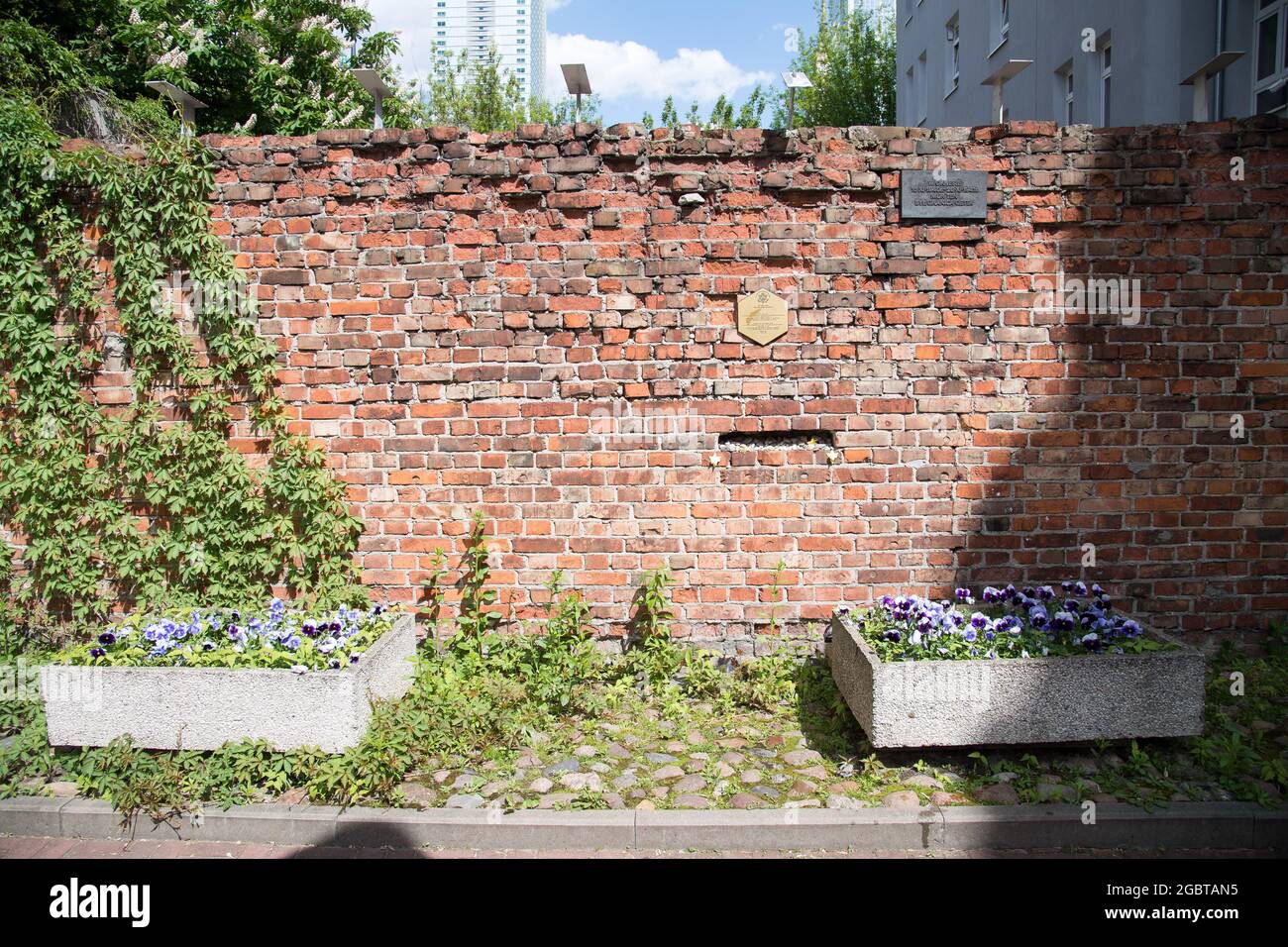 Reste der Mauer des Warschauer Ghettos in der Sienna-Straße 53 in Warschau, Polen. Mai 2021. Im Nazi-Deutsch besetzten Warschau während des Zweiten Weltkriegs mindestens 40 Stockfoto