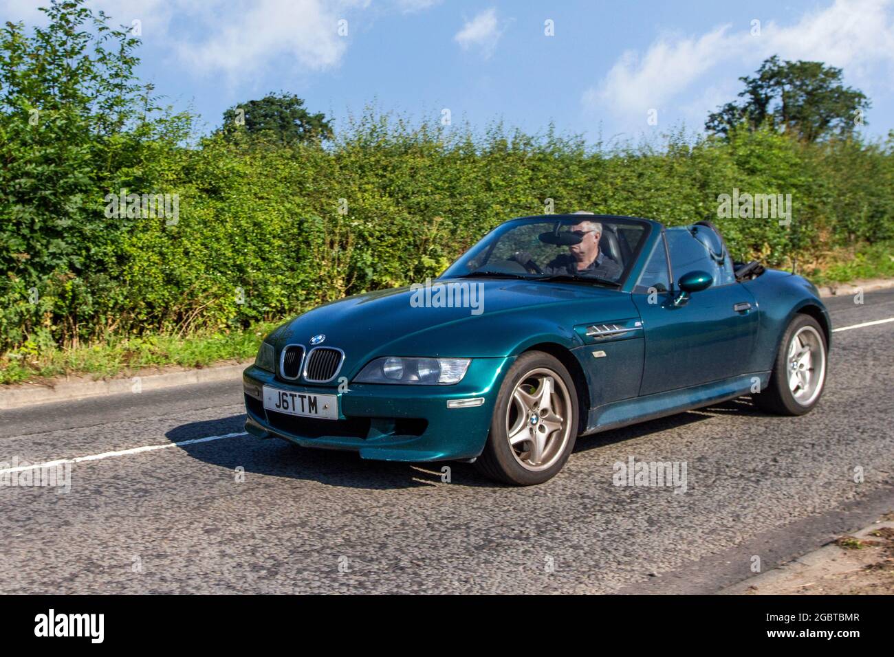 1998 90s grünes BMW Coupe 5-Gang Schaltgetriebe 3201cc Cabrio auf dem Weg zur Capesthorne Hall classic July Car Show, Ceshire, UK Stockfoto