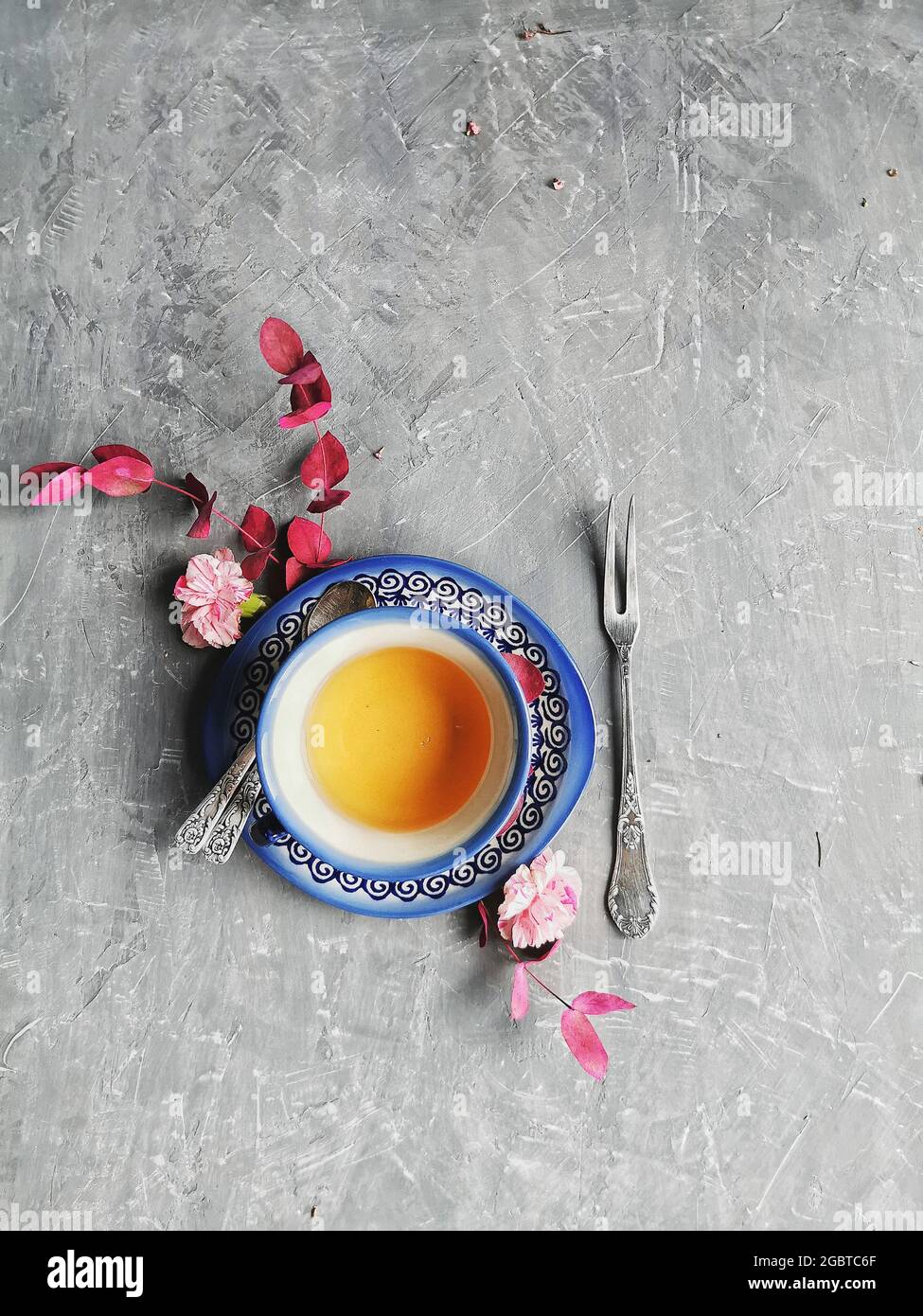 Tasse Tee auf grauem Hintergrund Stockfoto