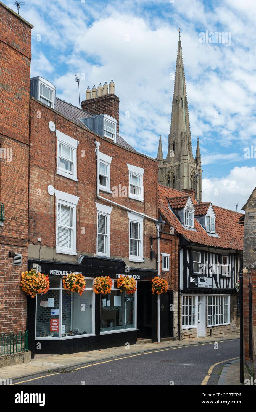 Vine Street, Grantham, Lincolnshire, Großbritannien, führt zur St. Wulframs Parish Church Stockfoto